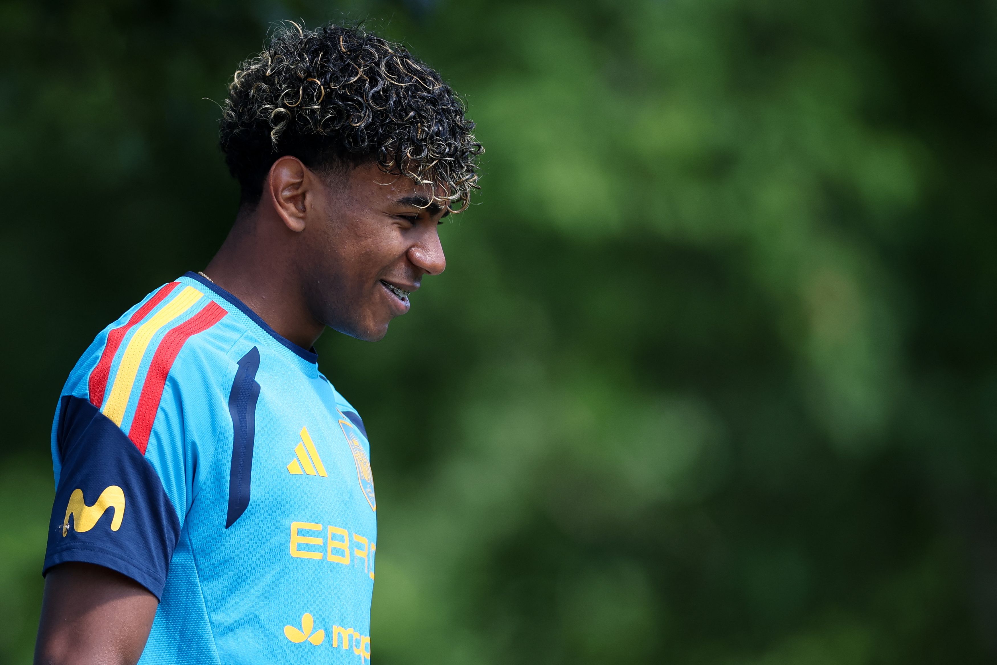 CHATTANOOGA, TENNESSEE - JUNE 19: Lamine Yamal #19 of Spain arrives to the field prior to the training at Baylor School on June 19, 2026 in Chattanooga, Tennessee.   Florencia Tan Jun/Getty Images/AFP (Photo by Florencia Tan Jun / GETTY IMAGES NORTH AMERICA / Getty Images via AFP)