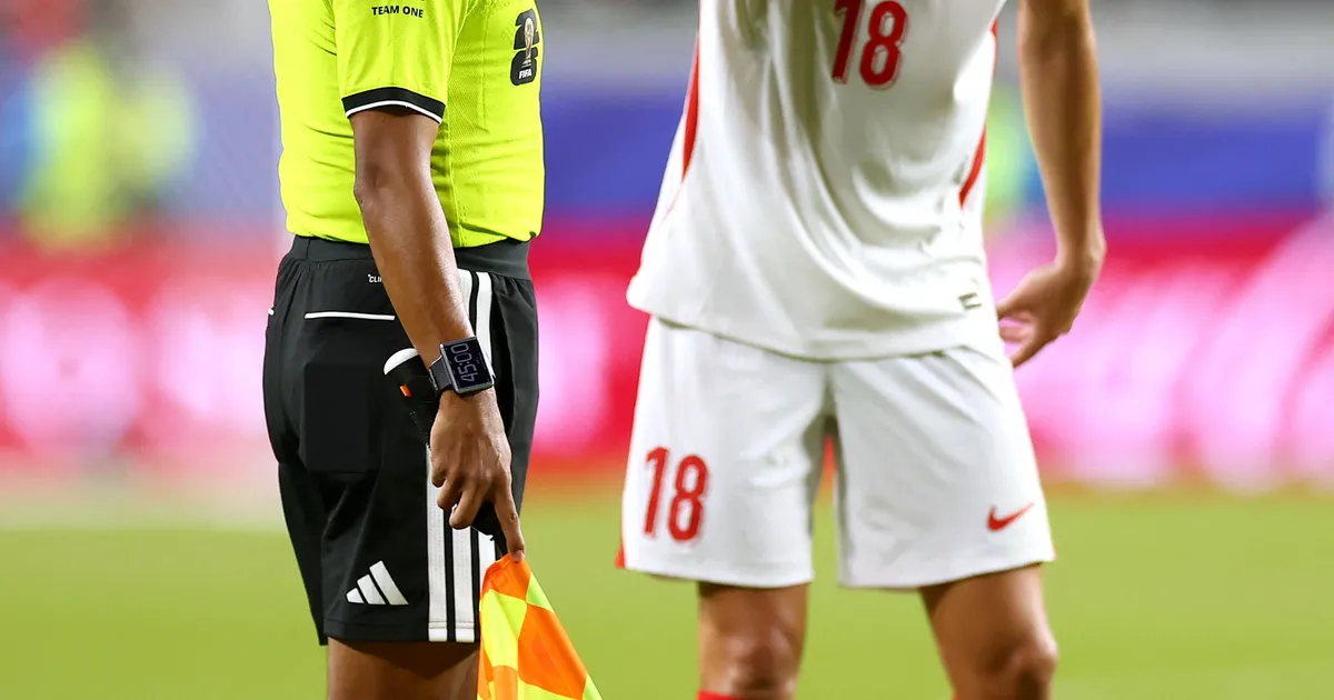 SANTA CLARA, CALIFORNIA - JUNE 19: Mert Muldur #18 of Turkiye flags Miguel Almiron #10 (not pictured) of Paraguay for covering his mouth during the FIFA World Cup 2026 Group D match between Türkiye and Paraguay at San Francisco Bay Area Stadium on June 19, 2026 in Santa Clara, California. Almiron was shown a red card. Dean Mouhtaropoulos/Getty Images/AFP (Photo by Dean Mouhtaropoulos / GETTY IMAGES NORTH AMERICA / Getty Images via AFP)