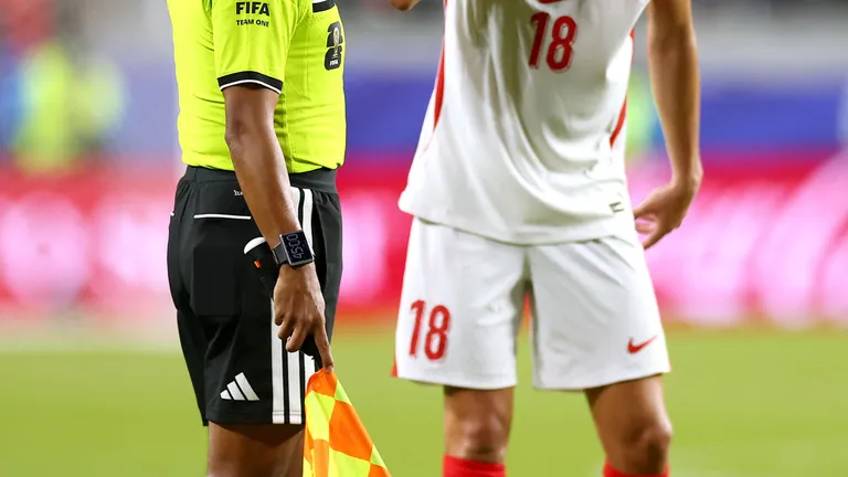 SANTA CLARA, CALIFORNIA - JUNE 19: Mert Muldur #18 of Turkiye flags Miguel Almiron #10 (not pictured) of Paraguay for covering his mouth during the FIFA World Cup 2026 Group D match between Türkiye and Paraguay at San Francisco Bay Area Stadium on June 19, 2026 in Santa Clara, California. Almiron was shown a red card. Dean Mouhtaropoulos/Getty Images/AFP (Photo by Dean Mouhtaropoulos / GETTY IMAGES NORTH AMERICA / Getty Images via AFP)