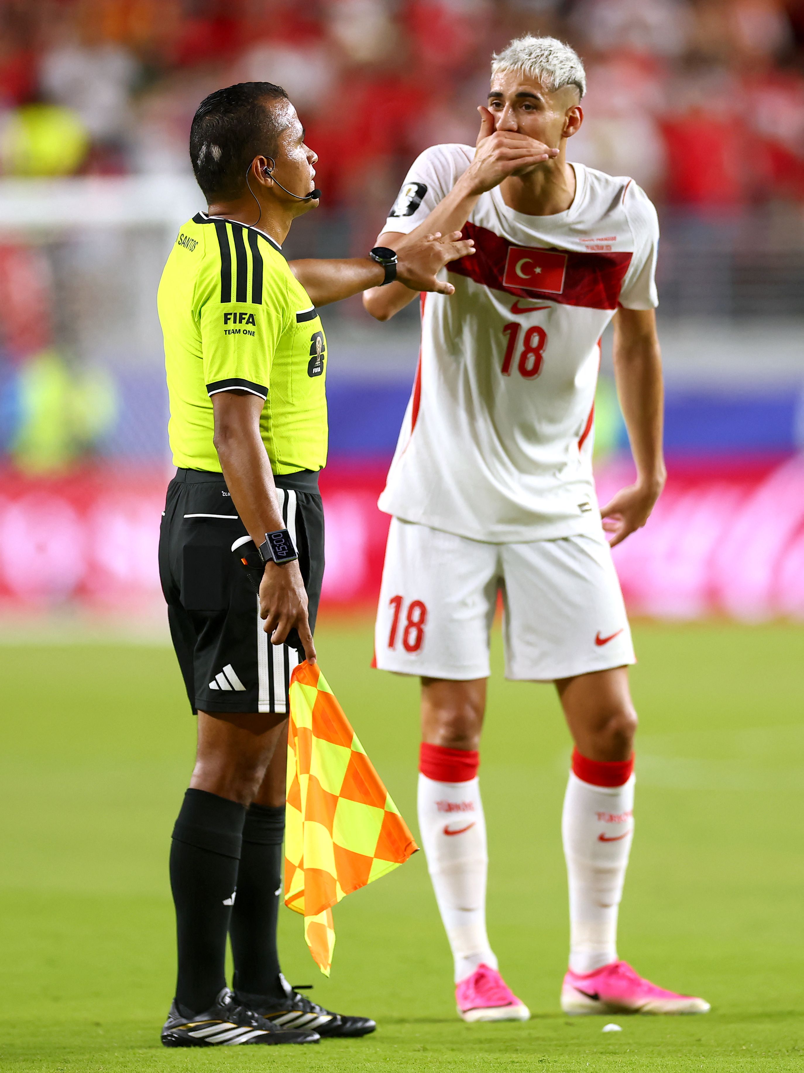 SANTA CLARA, CALIFORNIA - JUNE 19: Mert Muldur #18 of Turkiye flags Miguel Almiron #10 (not pictured) of Paraguay for covering his mouth during the FIFA World Cup 2026 Group D match between Türkiye and Paraguay at San Francisco Bay Area Stadium on June 19, 2026 in Santa Clara, California. Almiron was shown a red card. Dean Mouhtaropoulos/Getty Images/AFP (Photo by Dean Mouhtaropoulos / GETTY IMAGES NORTH AMERICA / Getty Images via AFP)