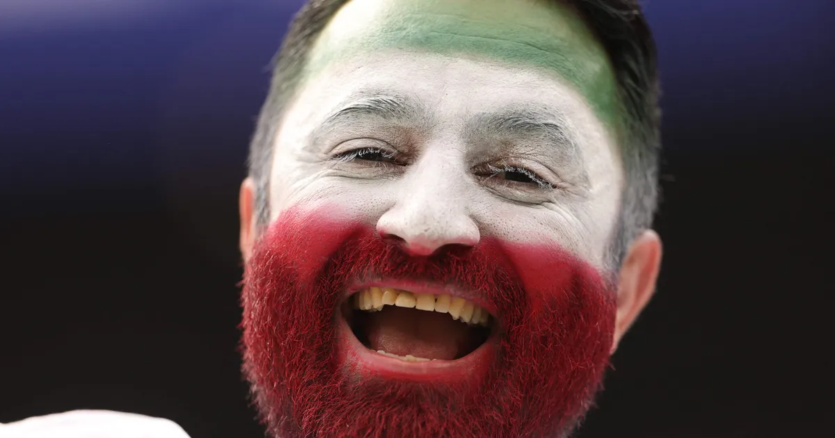 INGLEWOOD, CALIFORNIA - JUNE 21: A fan of IR Iran enjoys the atmosphere before the FIFA World Cup 2026 Group G match between Belgium and IR Iran at Los Angeles Stadium on June 21, 2026 in Inglewood, California. Harry How/Getty Images/AFP (Photo by Harry How / GETTY IMAGES NORTH AMERICA / Getty Images via AFP)