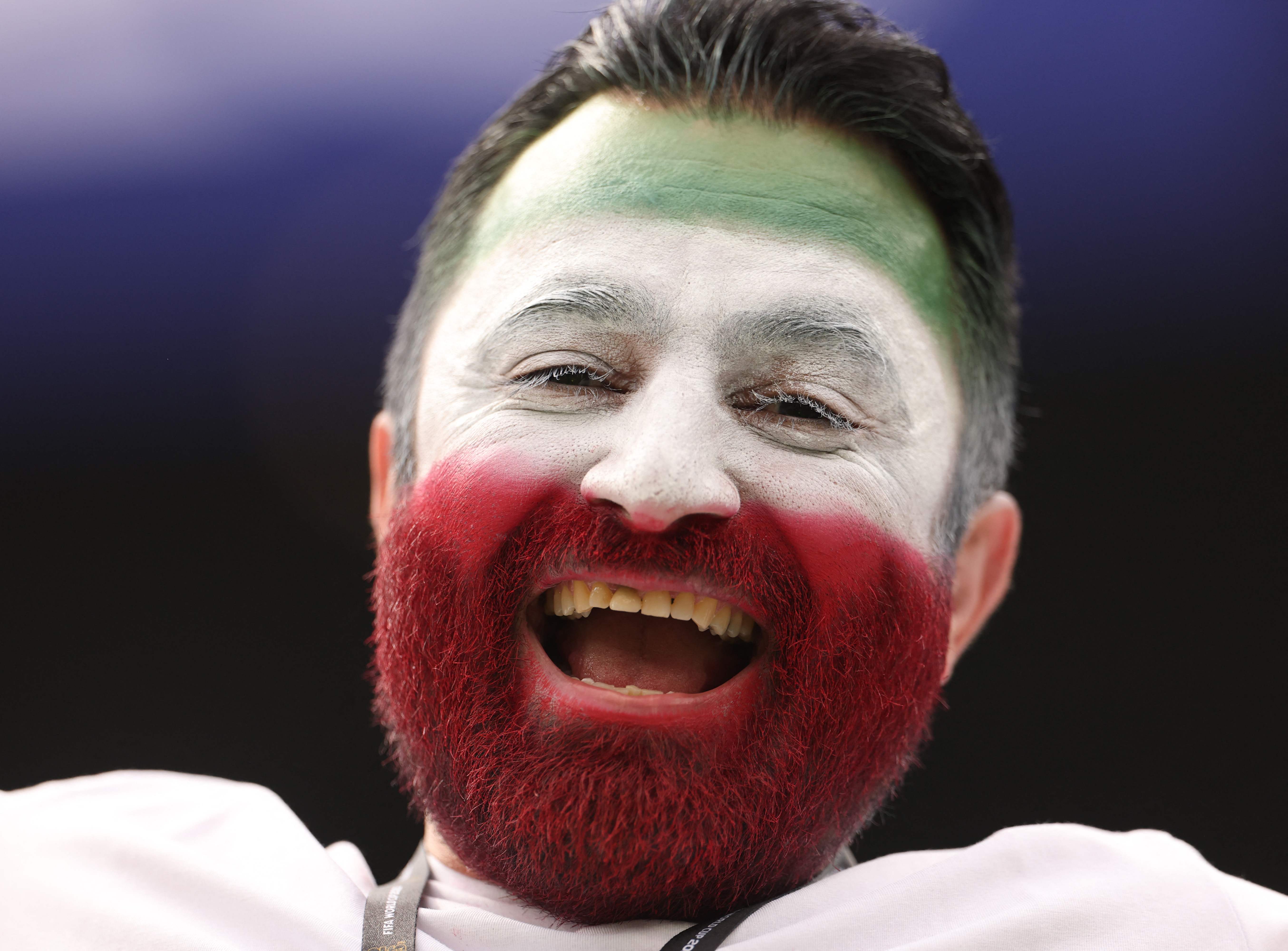 INGLEWOOD, CALIFORNIA - JUNE 21: A fan of IR Iran enjoys the atmosphere before the FIFA World Cup 2026 Group G match between Belgium and IR Iran at Los Angeles Stadium on June 21, 2026 in Inglewood, California. Harry How/Getty Images/AFP (Photo by Harry How / GETTY IMAGES NORTH AMERICA / Getty Images via AFP)