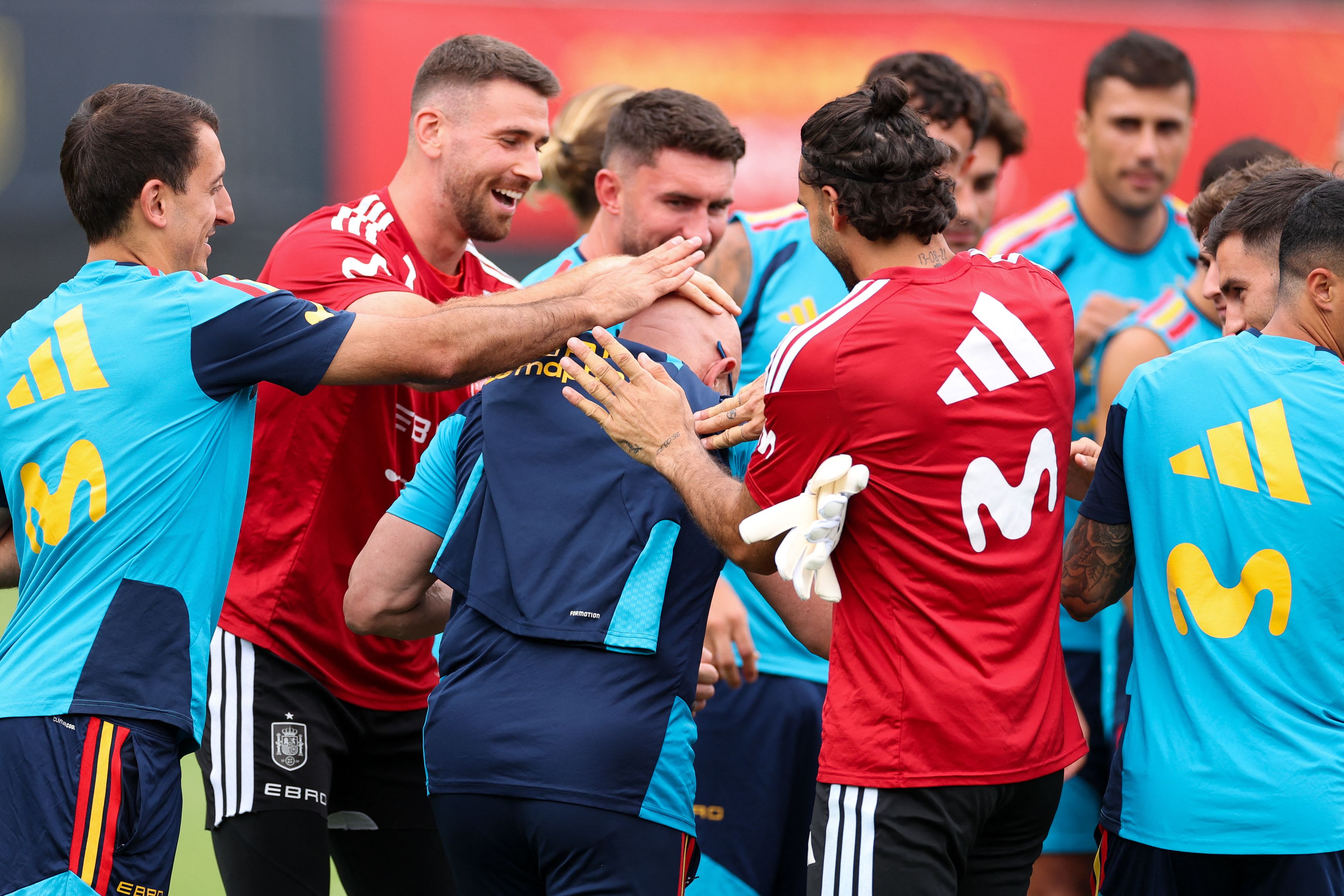 CHATTANOOGA, TENNESSEE - JUNE 22: Players of Spain celebrate the birthday of their Head Coach Luis De La Fuente prior to the training at Baylor School on June 22, 2026 in Chattanooga, Tennessee. Florencia Tan Jun/Getty Images/AFP (Photo by Florencia Tan Jun / GETTY IMAGES NORTH AMERICA / Getty Images via AFP)