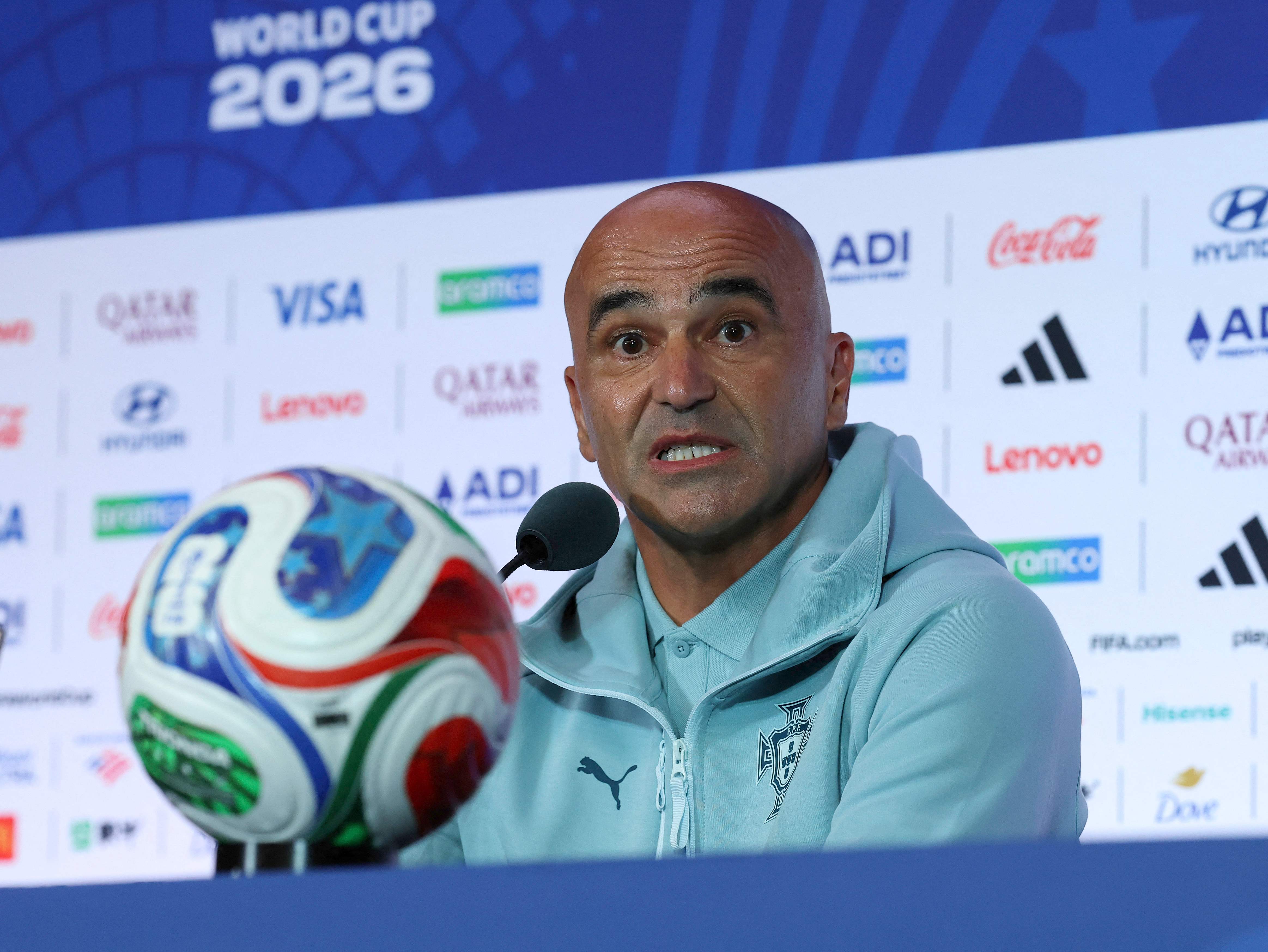 HOUSTON, TEXAS - JUNE 22: Head coach Roberto Martinez of Portugal speaks during the press conference of Portugal one day ahead of the FIFA World Cup 2026 Group K match between Portugal and Uzbekistan at Houston Stadium on June 22, 2026 in Houston, Texas.   Jack Gorman/Getty Images/AFP (Photo by Jack Gorman / GETTY IMAGES NORTH AMERICA / Getty Images via AFP)