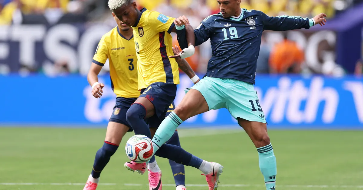 EAST RUTHERFORD, NEW JERSEY - JUNE 25: Nilson Angulo #20 of Ecuador is challenged by Leroy Sane #19 of Germany during the FIFA World Cup 2026 Group E match between Ecuador and Germany at New York New Jersey Stadium on June 25, 2026 in East Rutherford, New Jersey. Justin Setterfield/Getty Images/AFP (Photo by Justin Setterfield / GETTY IMAGES NORTH AMERICA / Getty Images via AFP)