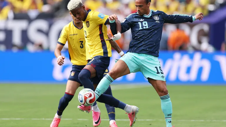 EAST RUTHERFORD, NEW JERSEY - JUNE 25: Nilson Angulo #20 of Ecuador is challenged by Leroy Sane #19 of Germany during the FIFA World Cup 2026 Group E match between Ecuador and Germany at New York New Jersey Stadium on June 25, 2026 in East Rutherford, New Jersey. Justin Setterfield/Getty Images/AFP (Photo by Justin Setterfield / GETTY IMAGES NORTH AMERICA / Getty Images via AFP)