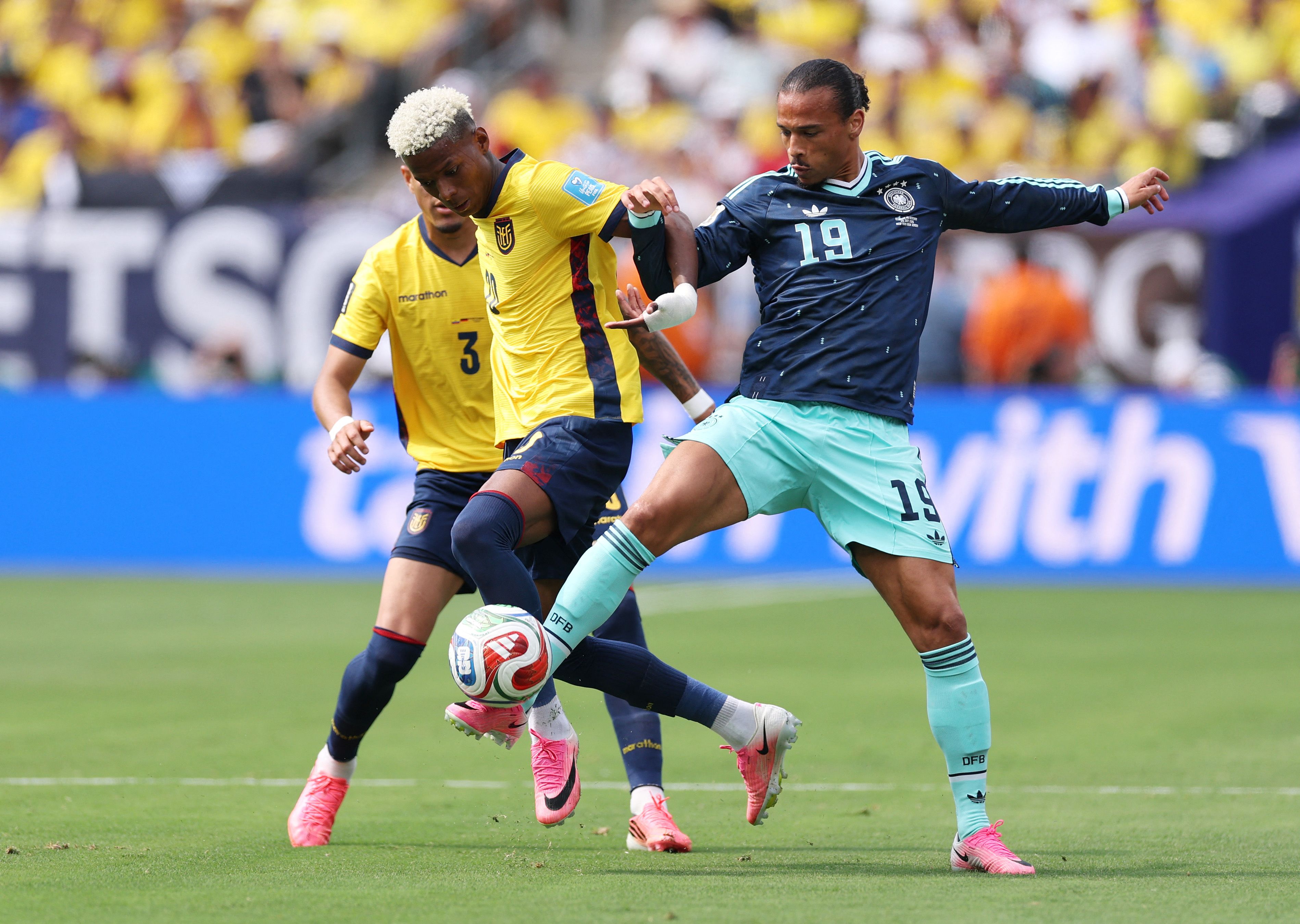 EAST RUTHERFORD, NEW JERSEY - JUNE 25: Nilson Angulo #20 of Ecuador is challenged by Leroy Sane #19 of Germany during the FIFA World Cup 2026 Group E match between Ecuador and Germany at New York New Jersey Stadium on June 25, 2026 in East Rutherford, New Jersey.   Justin Setterfield/Getty Images/AFP (Photo by Justin Setterfield / GETTY IMAGES NORTH AMERICA / Getty Images via AFP)