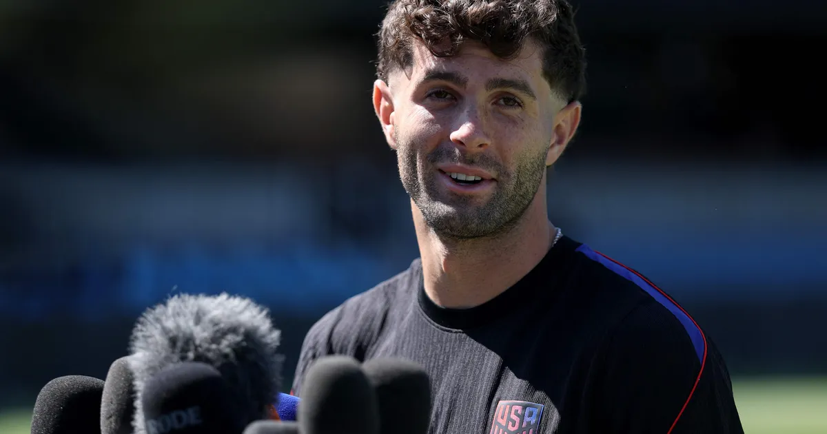 SANTA CLARA, CALIFORNIA - JUNE 30: Christian Pulisic #10 of the United States fields questions from the media during the training of United States one day ahead of the FIFA World Cup 2026 Round Of 32 match between Group D Winner and Group B/E/F/I/J Third Place at San Francisco Bay Area Stadium on June 30, 2026 in Santa Clara, California. Jamie Squire/Getty Images/AFP (Photo by JAMIE SQUIRE / GETTY IMAGES NORTH AMERICA / Getty Images via AFP)