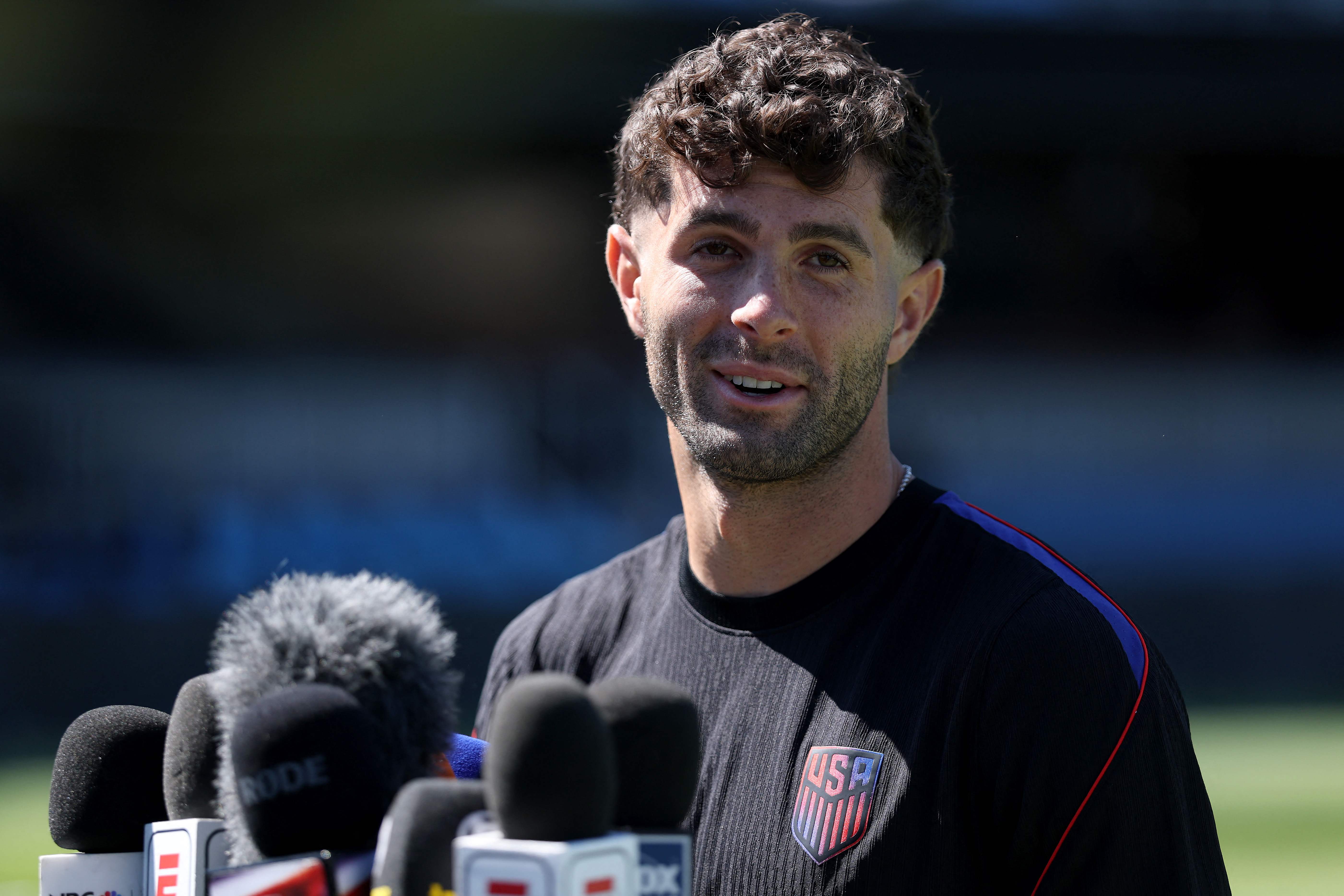 SANTA CLARA, CALIFORNIA - JUNE 30: Christian Pulisic #10 of the United States fields questions from the media during the training of United States one day ahead of the FIFA World Cup 2026 Round Of 32 match between Group D Winner and Group B/E/F/I/J Third Place at San Francisco Bay Area Stadium on June 30, 2026 in Santa Clara, California. Jamie Squire/Getty Images/AFP (Photo by JAMIE SQUIRE / GETTY IMAGES NORTH AMERICA / Getty Images via AFP)