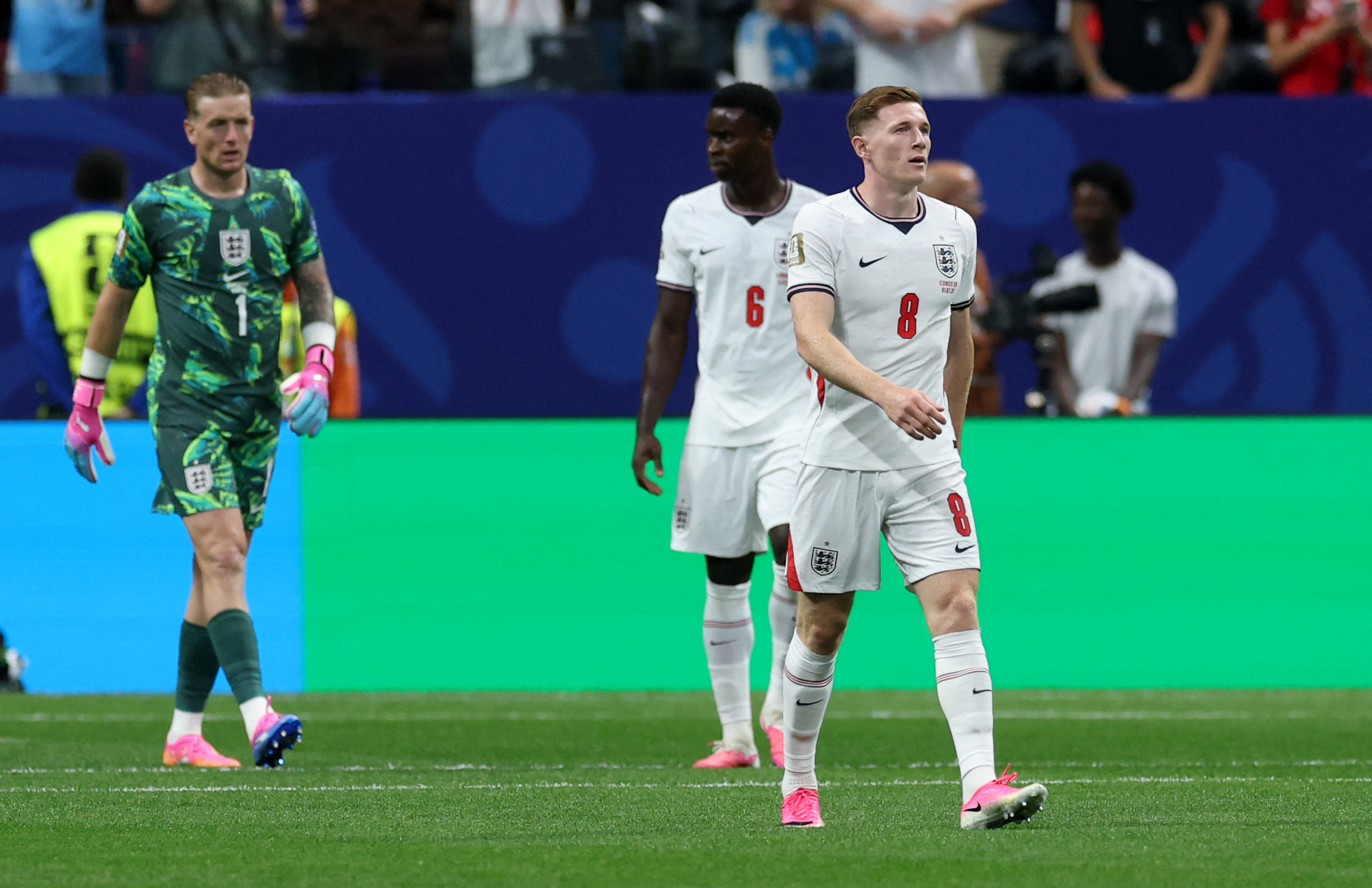 ATLANTA, GEORGIA - JULY 01: Jordan Pickford #1, Marc Guehi #6 and Elliot Anderson #8 of England show dejection after the Congo DR's first goal during the FIFA World Cup 2026 Round Of 32 match between England and Congo DR at Atlanta Stadium on July 01, 2026 in Atlanta, Georgia. Richard Pelham/Getty Images/AFP (Photo by Richard Pelham / GETTY IMAGES NORTH AMERICA / Getty Images via AFP)