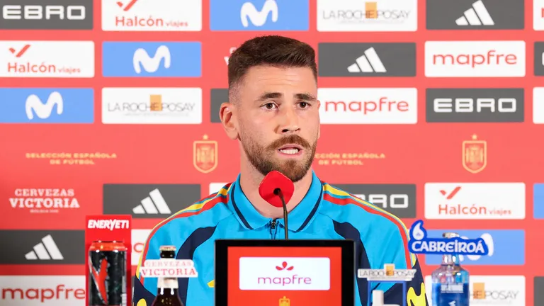 DALLAS, TEXAS - JULY 04: Unai Simon #23 of Spain speaks with media during the press conference of Group H Winner one day ahead of the FIFA World Cup 2026 Round Of 32 match between Group H Winner and Group J Runner-Up at on July 04, 2026 in Dallas, Texas. Florencia Tan Jun/Getty Images/AFP (Photo by Florencia Tan Jun / GETTY IMAGES NORTH AMERICA / Getty Images via AFP)