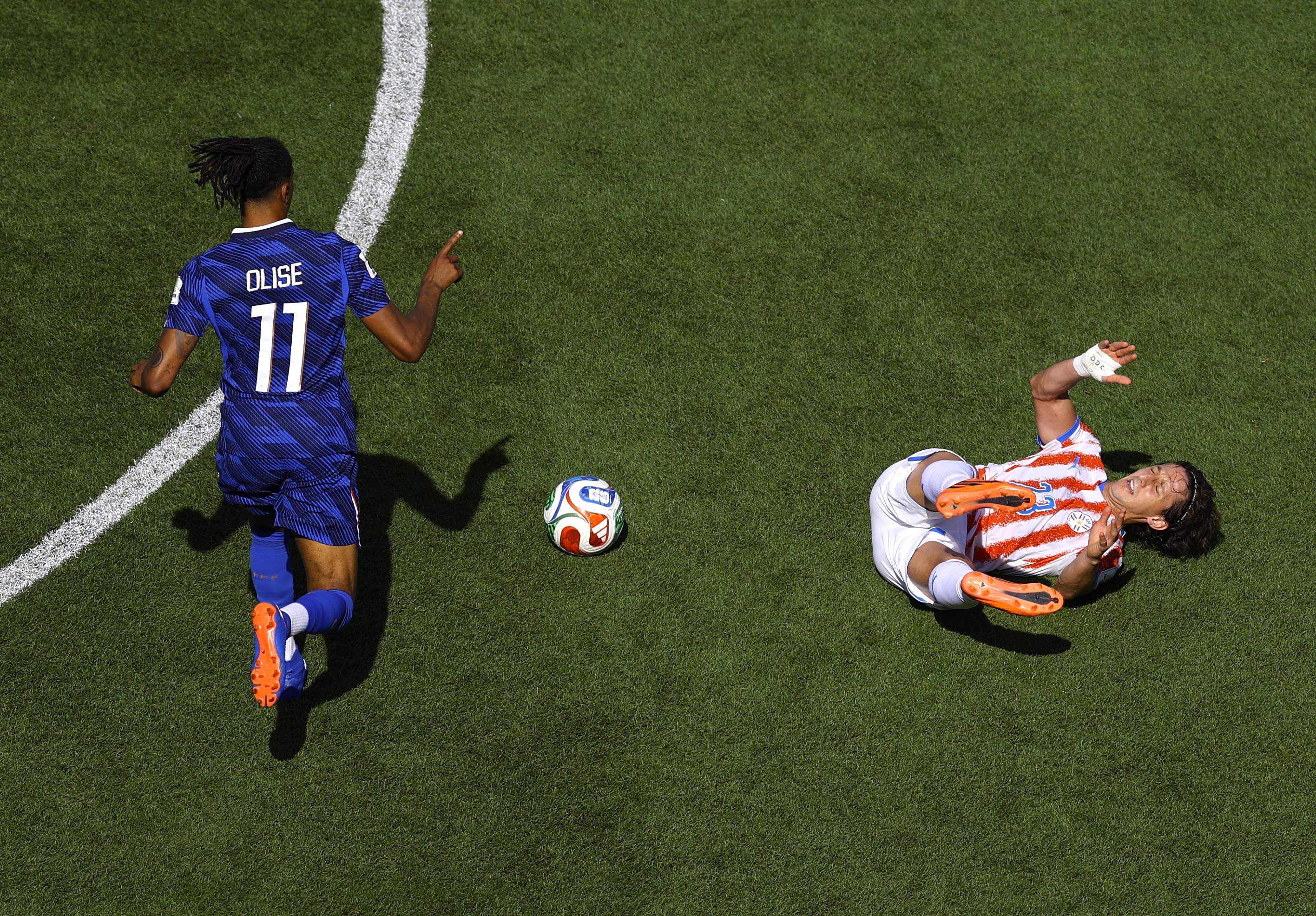 PHILADELPHIA, PENNSYLVANIA - JULY 04: Matias Galarza #23 of Paraguay reacts after a challenge against Michael Olise #11 of France during the FIFA World Cup 2026 Round of 16 match between Paraguay and France at Philadelphia Stadium on July 04, 2026 in Philadelphia, Pennsylvania.   Al Bello/Getty Images/AFP (Photo by AL BELLO / GETTY IMAGES NORTH AMERICA / Getty Images via AFP)