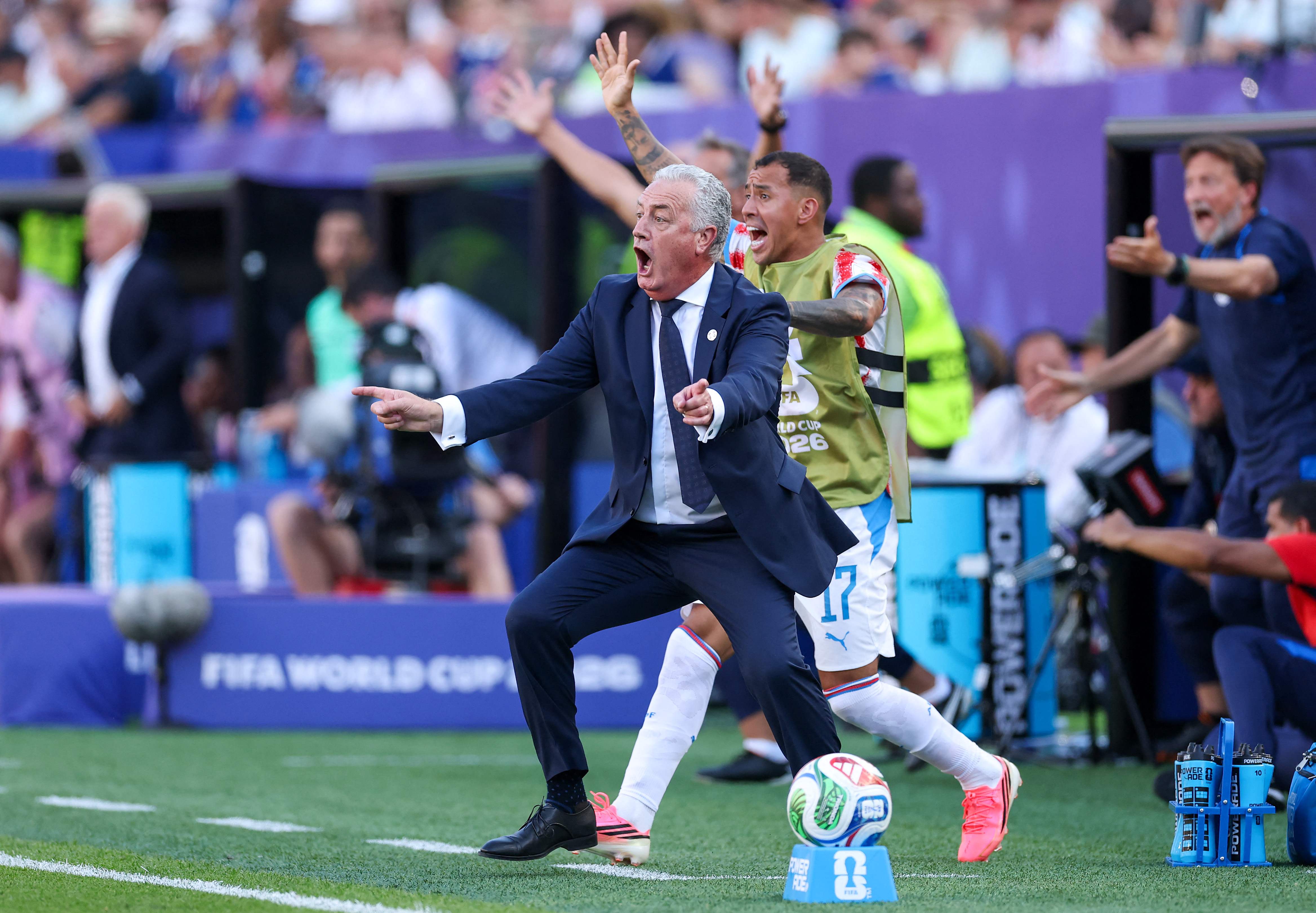 PHILADELPHIA, PENNSYLVANIA - JULY 04: Gustavo Alfaro, Head Coach of Paraguay, reacts during the FIFA World Cup 2026 Round of 16 match between Paraguay and France at Philadelphia Stadium on July 04, 2026 in Philadelphia, Pennsylvania.   Justin Setterfield/Getty Images/AFP (Photo by Justin Setterfield / GETTY IMAGES NORTH AMERICA / Getty Images via AFP)