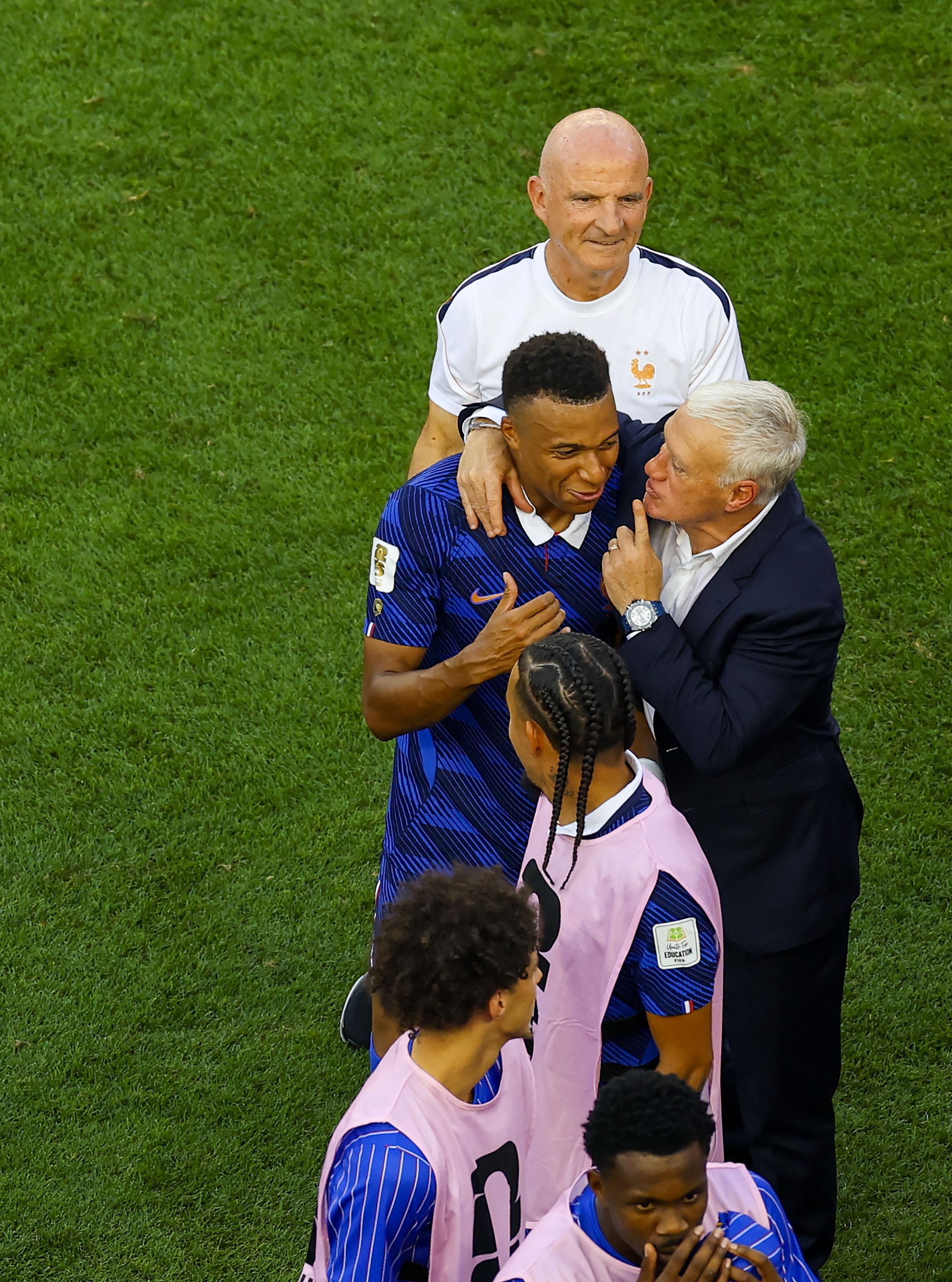 PHILADELPHIA, PENNSYLVANIA - JULY 04: Didier Deschamps, Head Coach of France, and Kylian Mbappe #10 celebrate with teammates after the 1-0 victory during the FIFA World Cup 2026 Round of 16 match between Paraguay and France at Philadelphia Stadium on July 04, 2026 in Philadelphia, Pennsylvania.   Al Bello/Getty Images/AFP (Photo by AL BELLO / GETTY IMAGES NORTH AMERICA / Getty Images via AFP)
