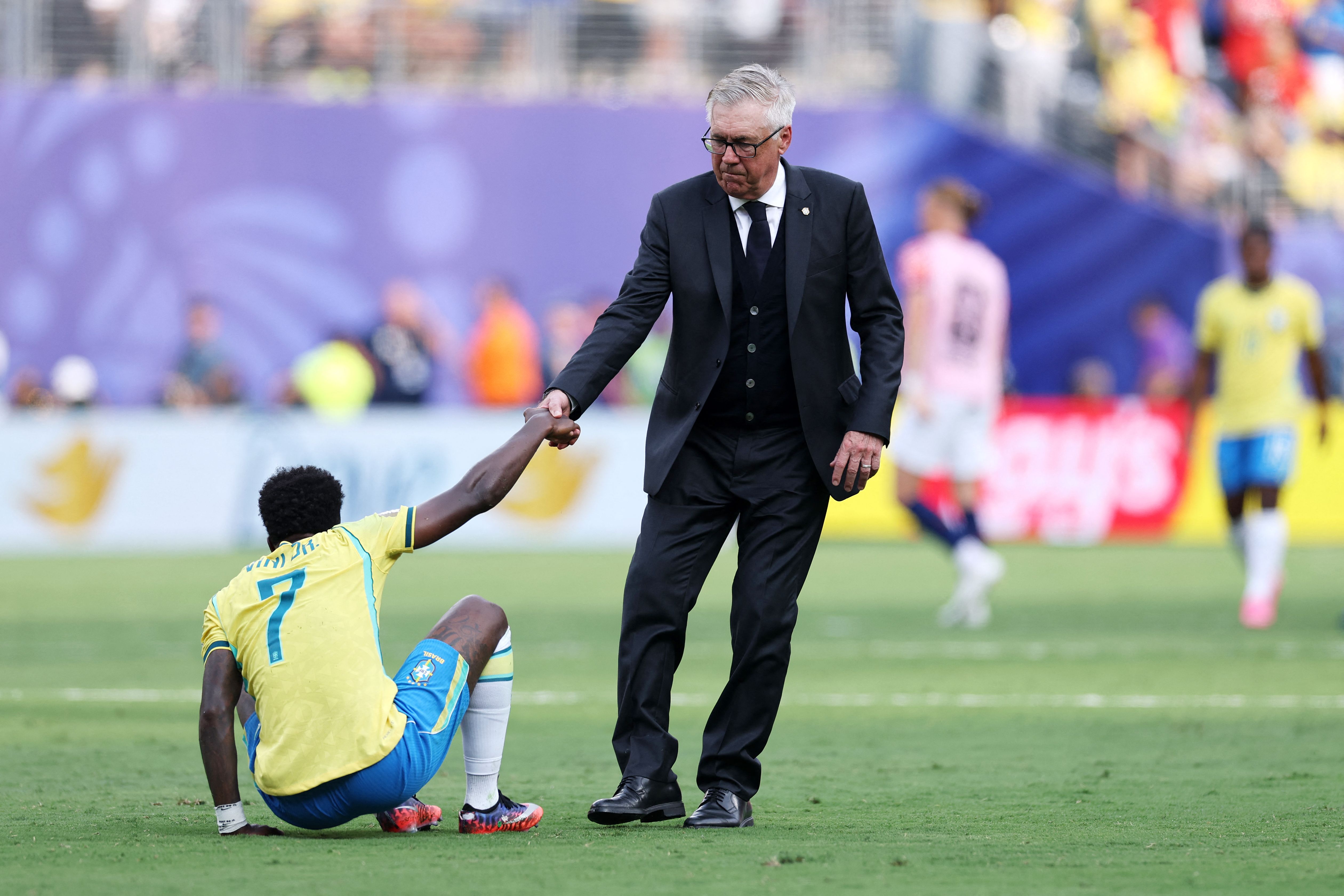 EAST RUTHERFORD, NEW JERSEY - JULY 05: Vinicius Junior #7 of Brazil is consoled by Carlo Ancelotti, Head Coach of Brazil, after the team's 1-2 defeat in the FIFA World Cup 2026 Round of 16 match between Brazil and Norway at New York New Jersey Stadium on July 05, 2026 in East Rutherford, New Jersey. Buda Mendes/Getty Images/AFP (Photo by Buda Mendes / GETTY IMAGES NORTH AMERICA / Getty Images via AFP)