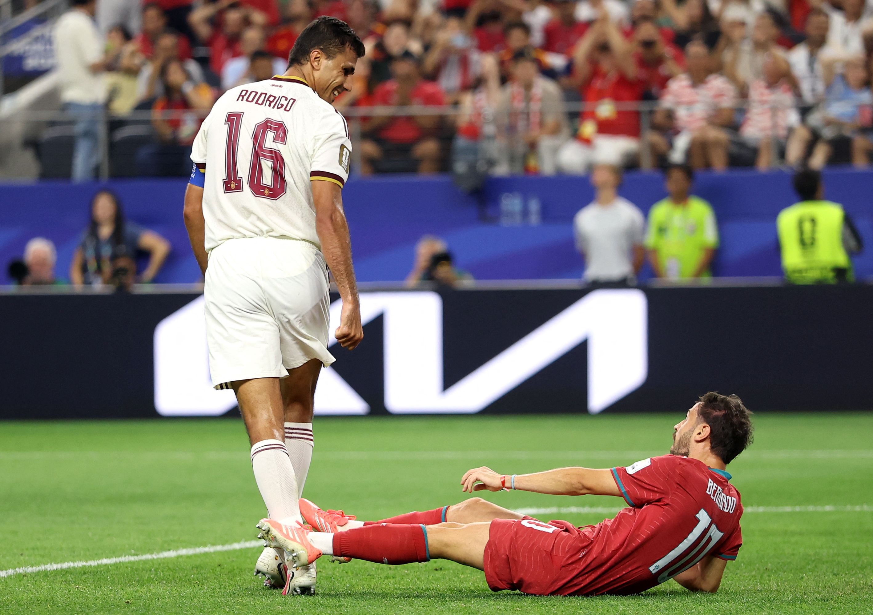 ARLINGTON, TEXAS - JULY 06: Rodri #16 of Spain reacts after Bernardo Silva #10 of Portugal misses the header over the crossbar during the FIFA World Cup 2026 Round of 16 match between Portugal and Spain at Dallas Stadium on July 06, 2026 in Arlington, Texas.   Molly Darlington/Getty Images/AFP (Photo by Molly Darlington / GETTY IMAGES NORTH AMERICA / Getty Images via AFP)