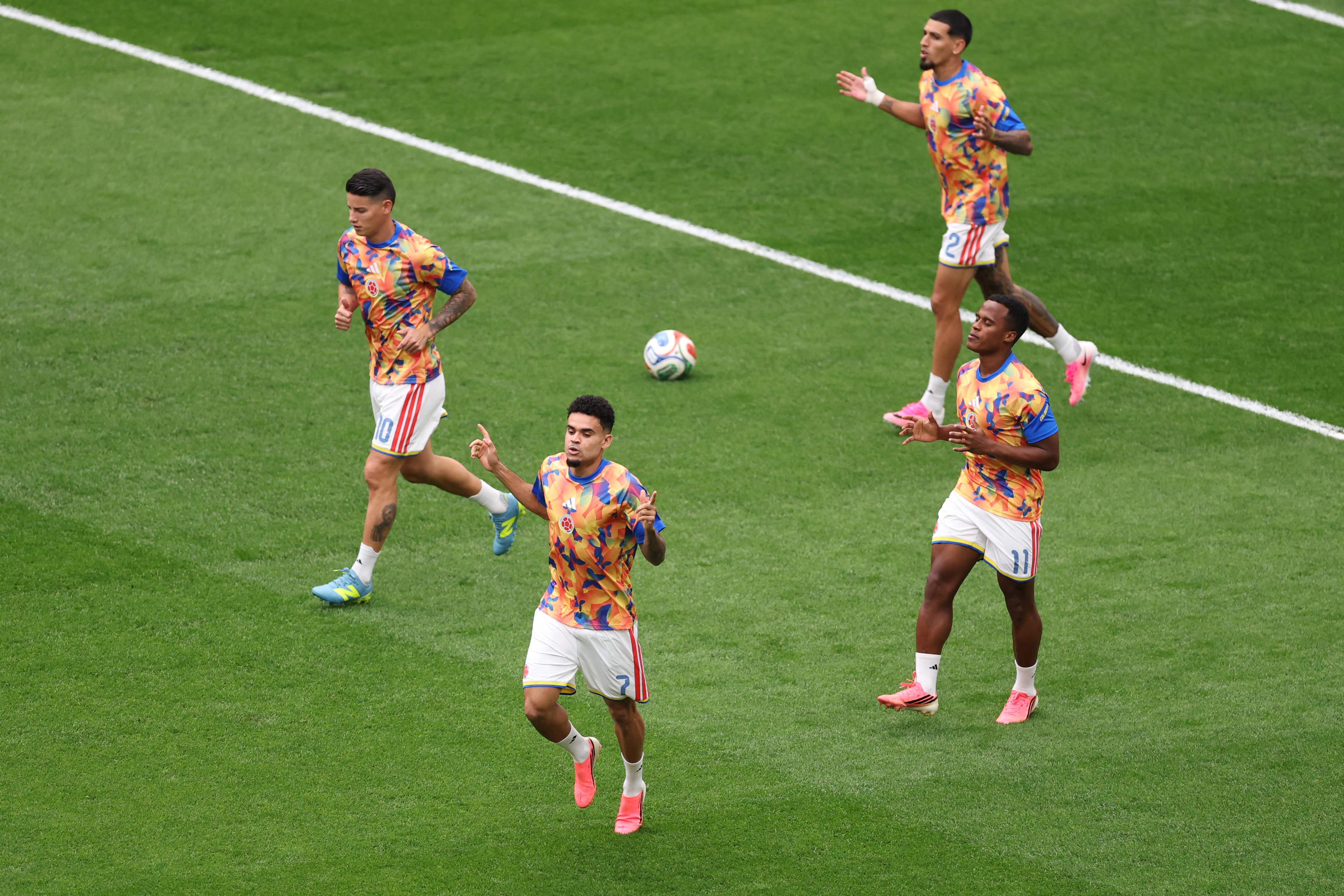 VANCOUVER, CANADA - JULY 07: James Rodriguez #10, Luis Diaz #7, Daniel Munoz #2 and Jhon Arias #11 of Colombia warm up before the FIFA World Cup 2026 Round of 16 match between Switzerland and Colombia at BC Place Vancouver on July 07, 2026 in Vancouver, British Columbia, Canada.   Luke Hales/Getty Images/AFP (Photo by Luke Hales / GETTY IMAGES NORTH AMERICA / Getty Images via AFP)