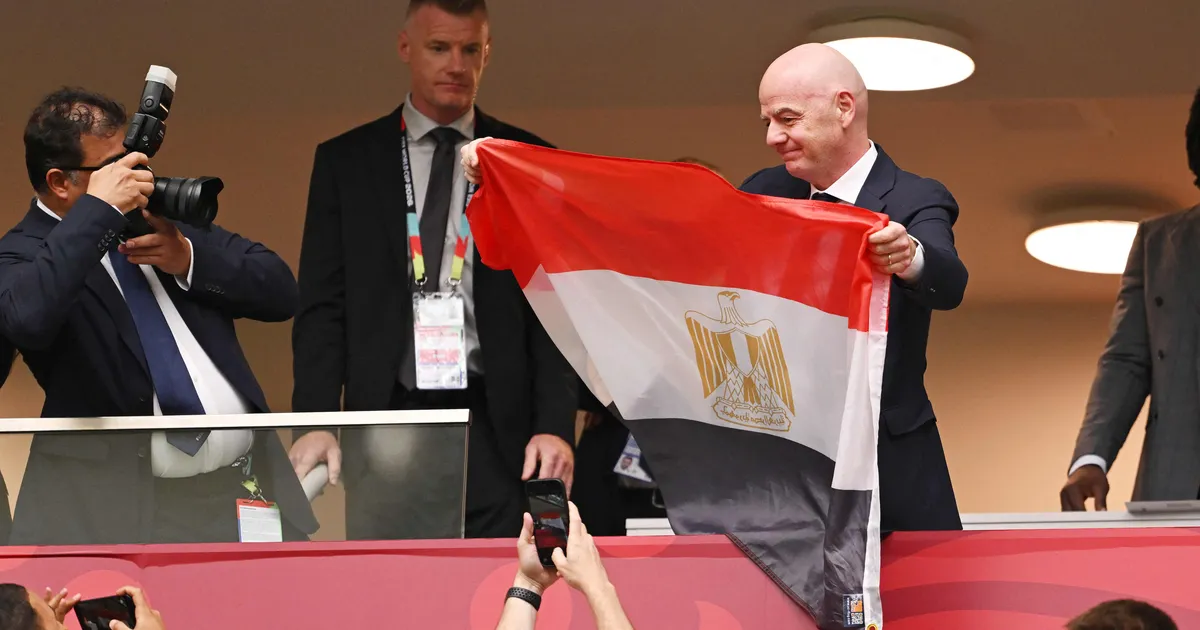 VANCOUVER, CANADA - JULY 07: FIFA President Gianni Infantino holds the national flag of Egypt before the FIFA World Cup 2026 Round of 16 match between Switzerland and Colombia at BC Place Vancouver on July 07, 2026 in Vancouver, British Columbia, Canada. David Ramos/Getty Images/AFP (Photo by David Ramos / GETTY IMAGES NORTH AMERICA / Getty Images via AFP)