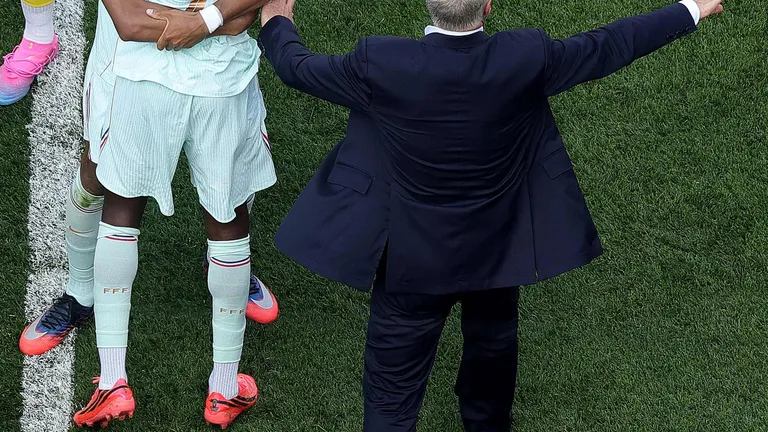 FOXBOROUGH, MASSACHUSETTS - JULY 09: Ousmane Dembele #7 of France celebrates with teammate Kylian Mbappe #10 after scoring his team's second goal while Didier Deschamps, Head Coach of France, reacts during the FIFA World Cup 2026 Quarter Final match between France and Morocco at Boston Stadium on July 09, 2026 in Foxborough, Massachusetts. Alex Slitz/Getty Images/AFP (Photo by Alex Slitz / GETTY IMAGES NORTH AMERICA / Getty Images via AFP)