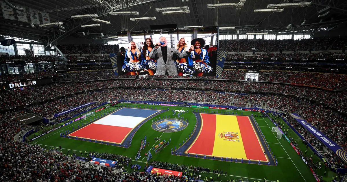 ARLINGTON, TEXAS - JULY 14: Players and match officials line up before the FIFA World Cup 2026 Semi Final match between France and Spain at Dallas Stadium on July 14, 2026 in Arlington, Texas. Stacy Revere/Getty Images/AFP (Photo by Stacy Revere / GETTY IMAGES NORTH AMERICA / Getty Images via AFP)