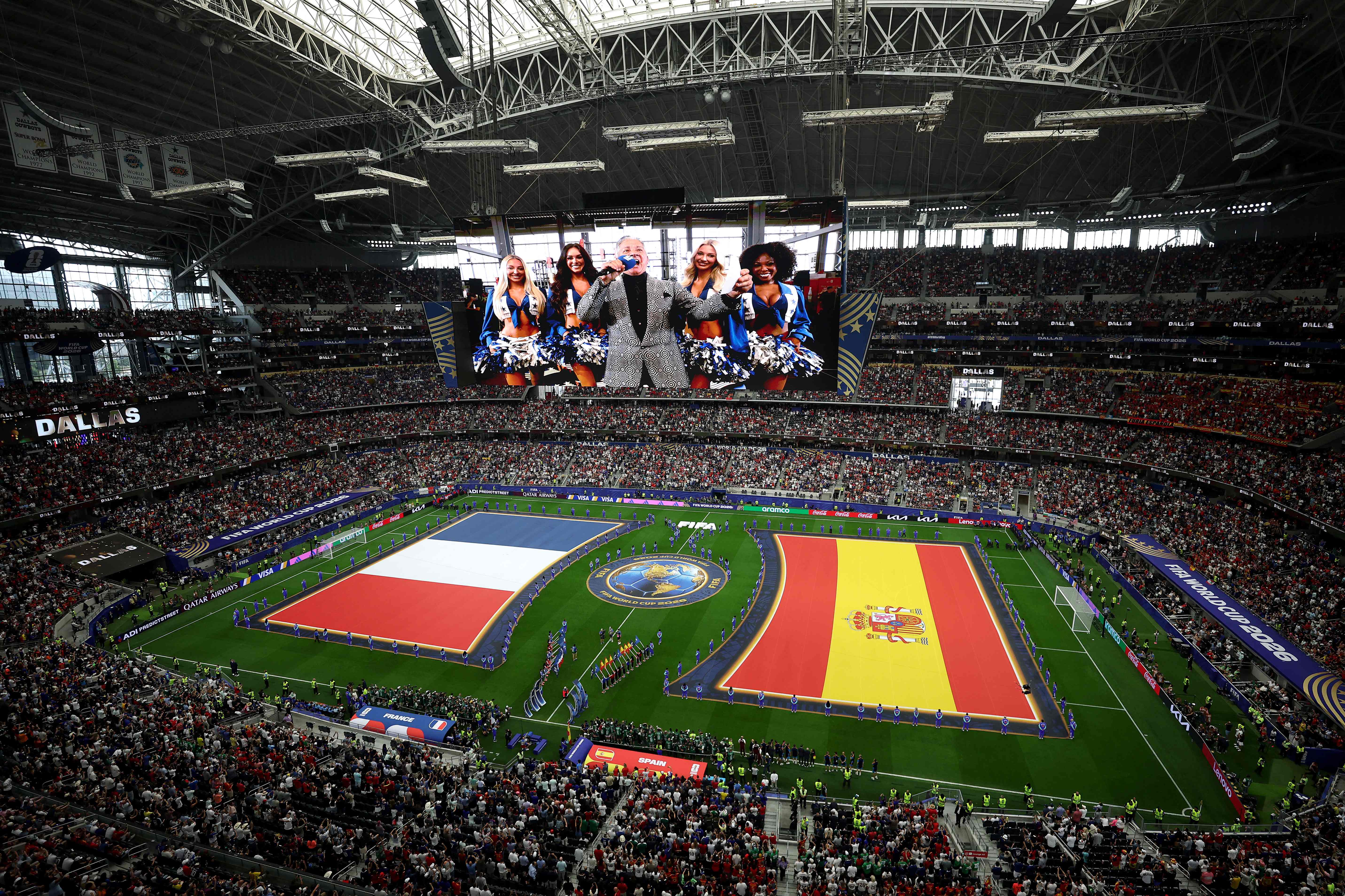 ARLINGTON, TEXAS - JULY 14: Players and match officials line up before the FIFA World Cup 2026 Semi Final match between France and Spain at Dallas Stadium on July 14, 2026 in Arlington, Texas. Stacy Revere/Getty Images/AFP (Photo by Stacy Revere / GETTY IMAGES NORTH AMERICA / Getty Images via AFP)