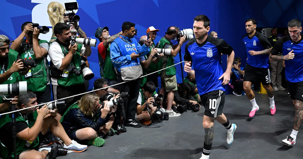 ATLANTA, GEORGIA - JULY 15: Captain Lionel Messi #10 of Argentina leads the team running out the tunnel for the warm up before the FIFA World Cup 2026 Semi Final match between England and Argentina at Atlanta Stadium on July 15, 2026 in Atlanta, Georgia. Shaun Botterill/Getty Images/AFP (Photo by Shaun Botterill / GETTY IMAGES NORTH AMERICA / Getty Images via AFP)