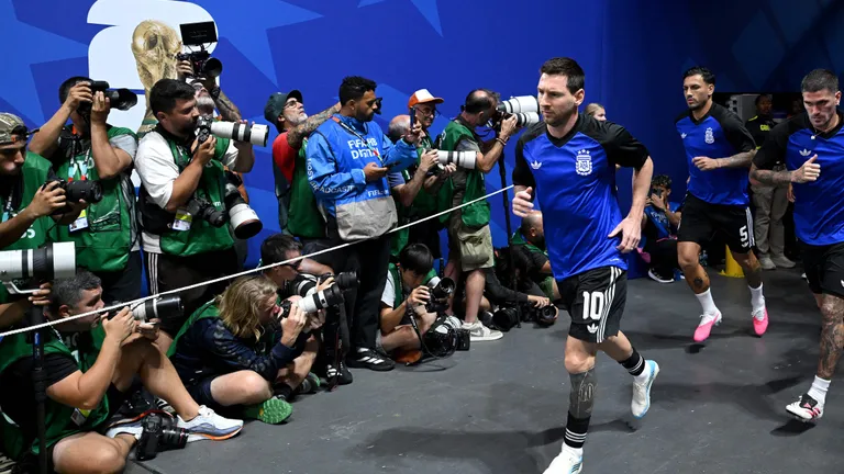 ATLANTA, GEORGIA - JULY 15: Captain Lionel Messi #10 of Argentina leads the team running out the tunnel for the warm up before the FIFA World Cup 2026 Semi Final match between England and Argentina at Atlanta Stadium on July 15, 2026 in Atlanta, Georgia. Shaun Botterill/Getty Images/AFP (Photo by Shaun Botterill / GETTY IMAGES NORTH AMERICA / Getty Images via AFP)