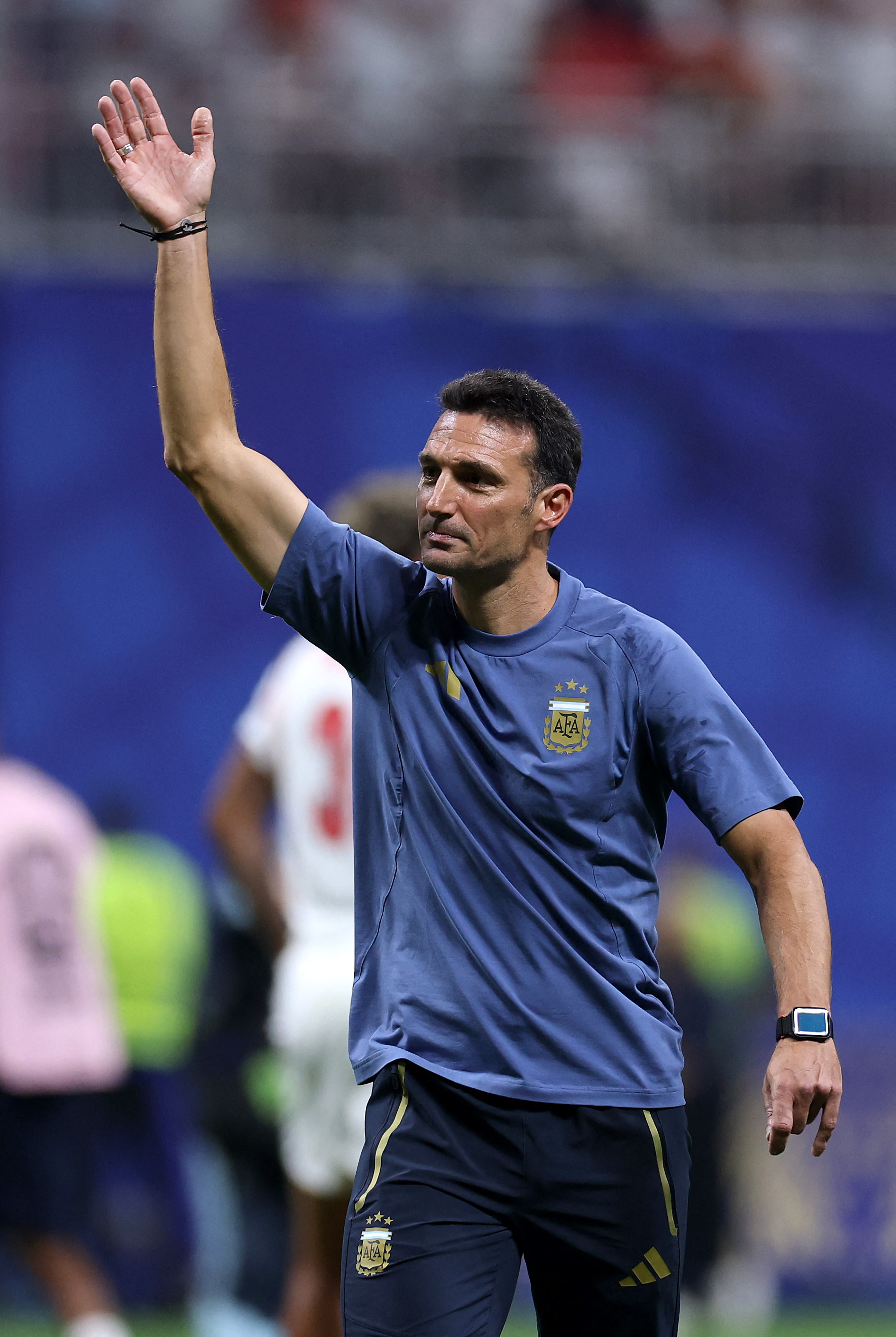 ATLANTA, GEORGIA - JULY 15: Lionel Scaloni, Head Coach of Argentina, applauds fans after the 2-1 win during the FIFA World Cup 2026 Semi Final match between England and Argentina at Atlanta Stadium on July 15, 2026 in Atlanta, Georgia.   Buda Mendes/Getty Images/AFP (Photo by Buda Mendes / GETTY IMAGES NORTH AMERICA / Getty Images via AFP)