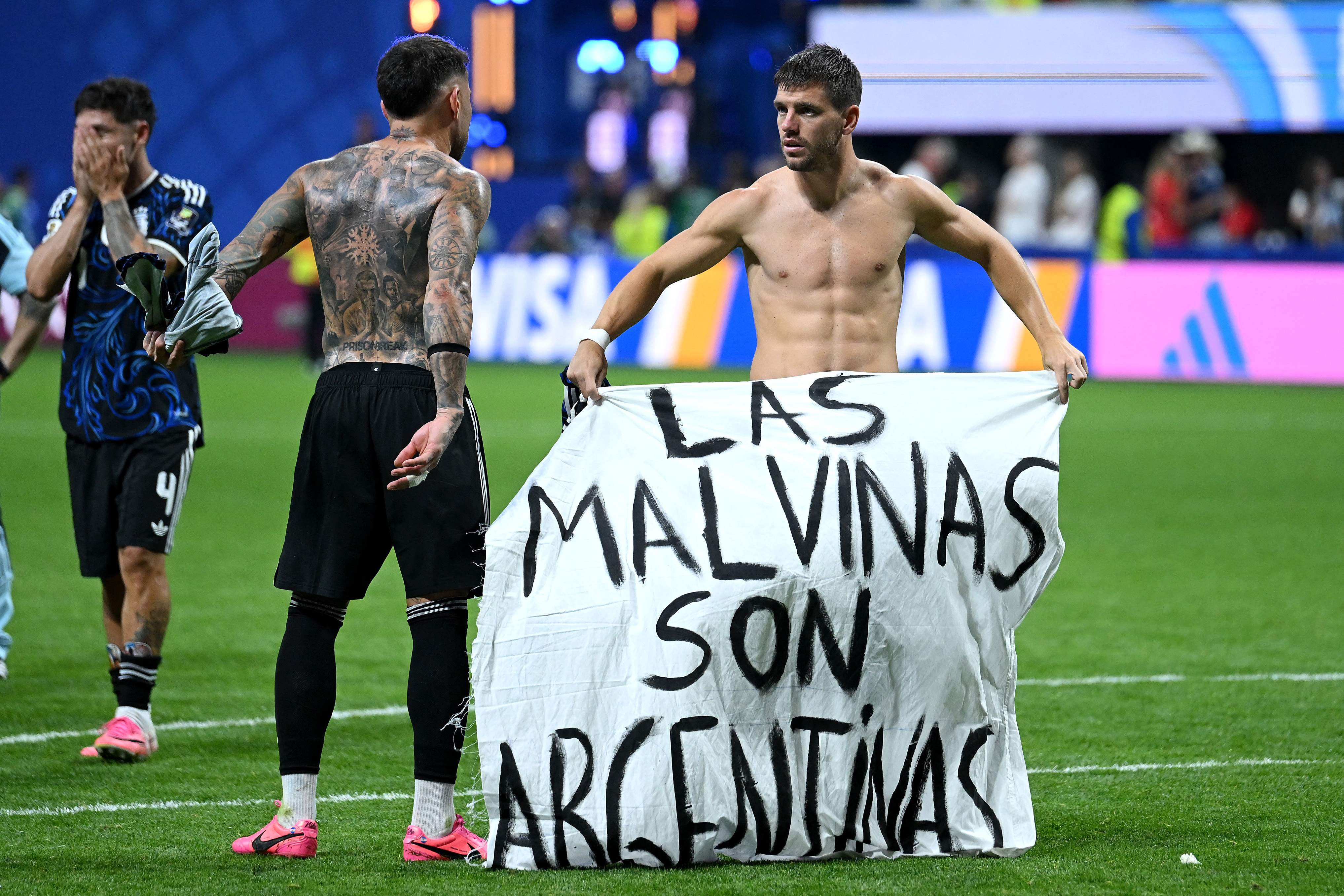 ATLANTA, GEORGIA - JULY 15: Giovani Lo Celso #11 of Argentina holds a banner after the 2-1 win during the FIFA World Cup 2026 Semi Final match between England and Argentina at Atlanta Stadium on July 15, 2026 in Atlanta, Georgia. The banner refers to the British Overseas Territory of the Falkland Islands, located off the coast of Argentina. Argentina disputes British sovereignty over the islands and refers to them as Las Malvinas. Shaun Botterill/Getty Images/AFP (Photo by Shaun Botterill / GETTY IMAGES NORTH AMERICA / Getty Images via AFP)