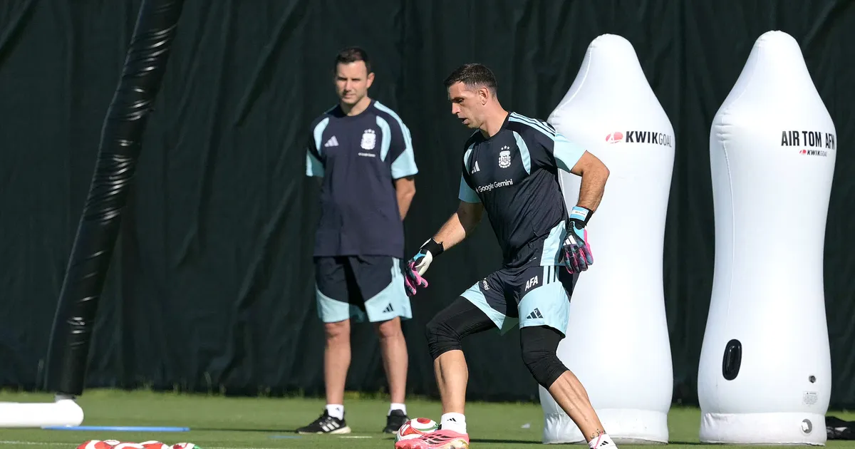 Argentina's goalkeeper Emiliano Martinez takes part in a training session during the 2026 World Cup football tournament at Sporting KC Training Centre in Kansas City on June 11, 2026. (Photo by JUAN MABROMATA / AFP)