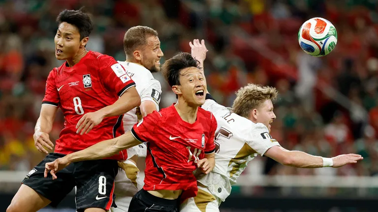 TOPSHOT - South Korea's midfielder #08 Paik Seung-ho, South Korea's midfielder #10 Lee Jae-sung and Czech Republic's midfielder #15 Pavel Sulc fight for the ball during the 2026 World Cup Group A football match between South Korea and the Czech Republic at the Guadalajara Stadium in Zapopan on June 11, 2026. (Photo by Ulises RUIZ / AFP)