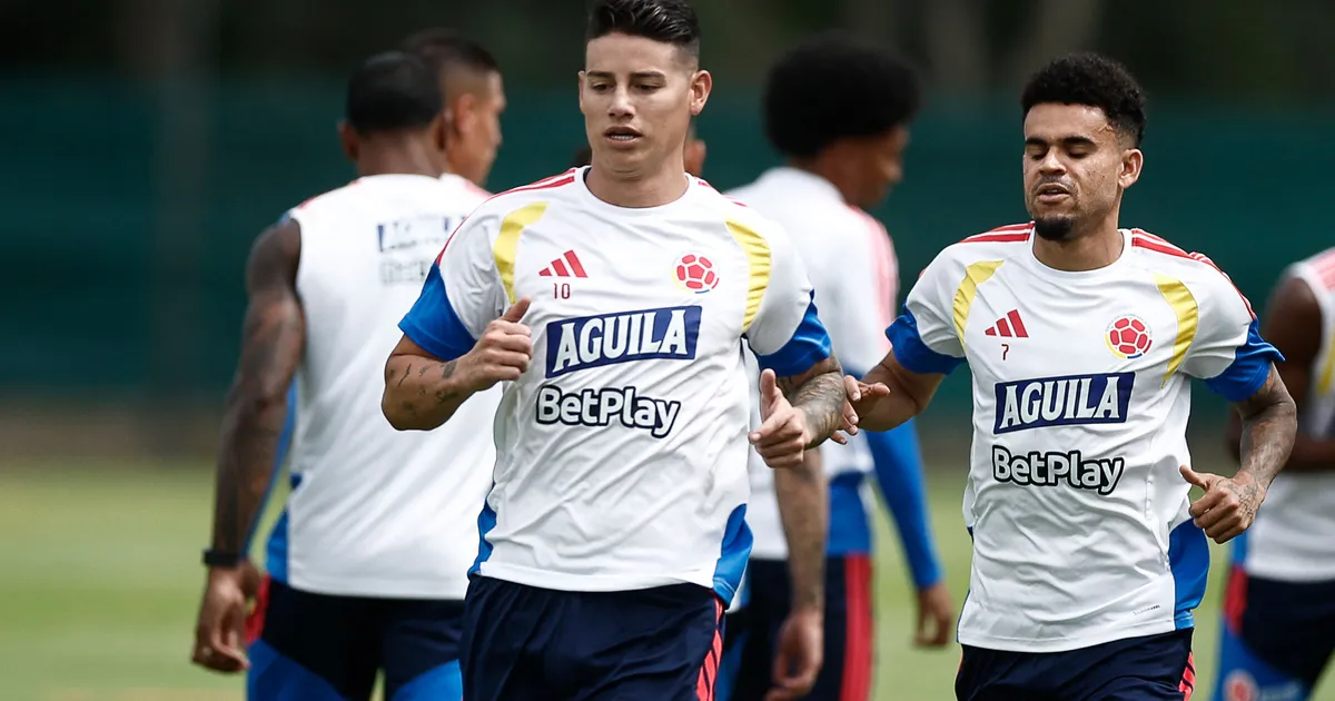 Colombia's midfielder #10 James Rodriguez (C) and Colombia's forward #07 Luis Diaz take part in a training session at Academia Atlas FC in Guadalajara, Mexico, on June 15, 2026, during the 2026 World Cup football tournament. (Photo by Ulises RUIZ / AFP)