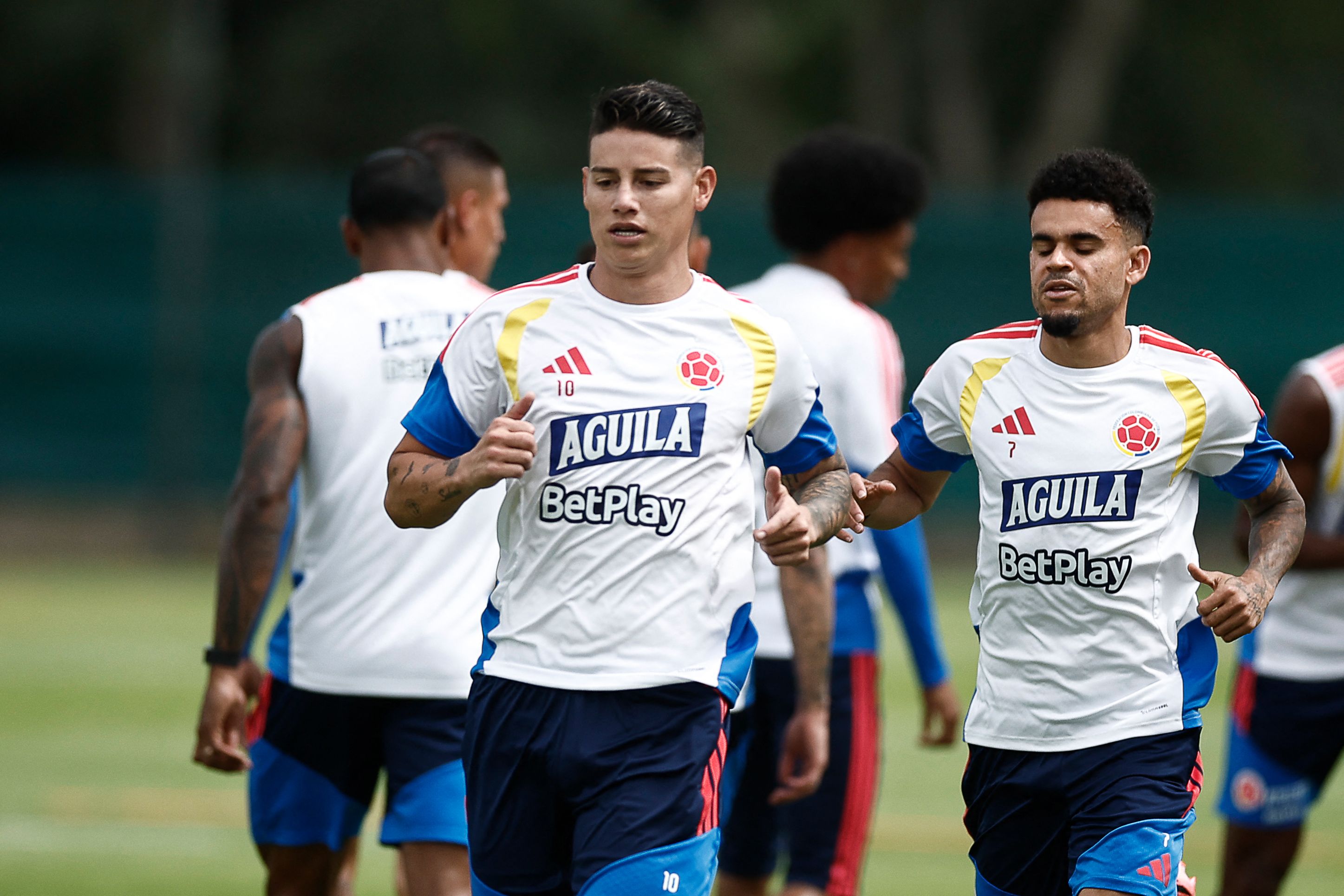 Colombia's midfielder #10 James Rodriguez (C) and Colombia's forward #07 Luis Diaz  take part in a training session at Academia Atlas FC in Guadalajara, Mexico, on June 15, 2026, during the 2026 World Cup football tournament. (Photo by Ulises RUIZ / AFP)