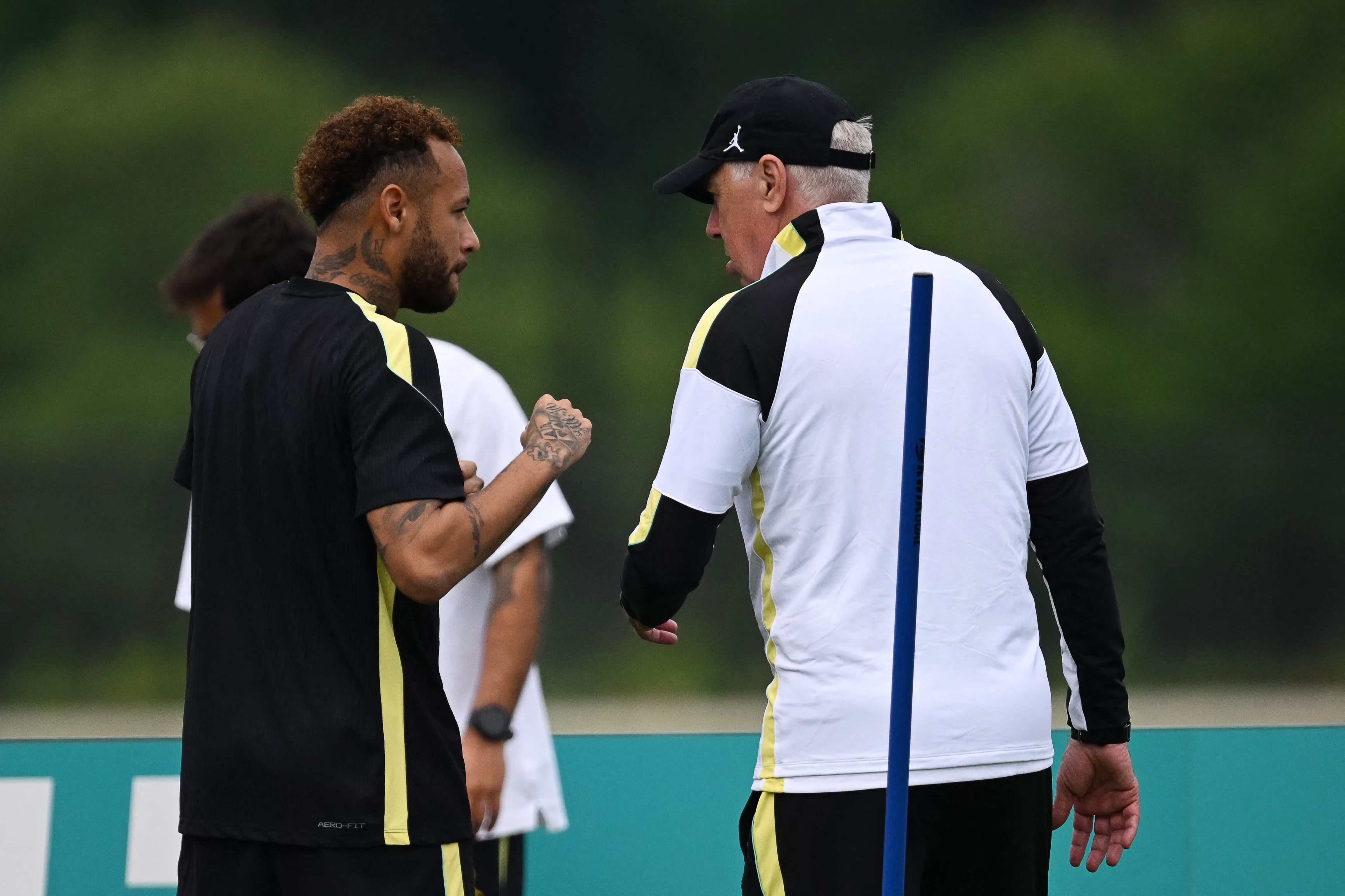 Brazil's forward #10 Neymar (L) speaks with Brazil's Italian head coach Carlo Ancelotti during an MD-1 training session at Columbia Park Training Facility in Morristown, New jersey, on June 18, 2026, on the eve of the World Cup 2026 Group C football match between Brazil and Haiti. (Photo by MAURO PIMENTEL / AFP)