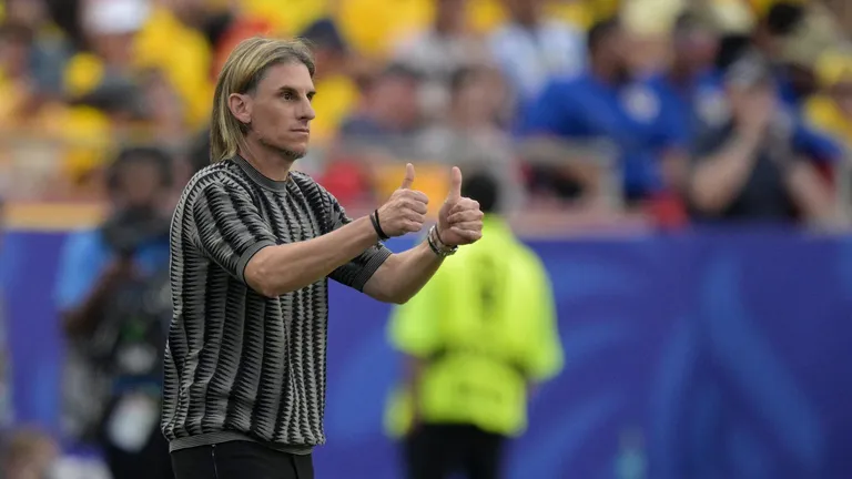 Ecuador's Argentine head coach Sebastian Beccacece gestures during the 2026 World Cup Group E football match between Ecuador and Curacao at the Kansas City Stadium in Kansas City on June 20, 2026. (Photo by JUAN MABROMATA / AFP)