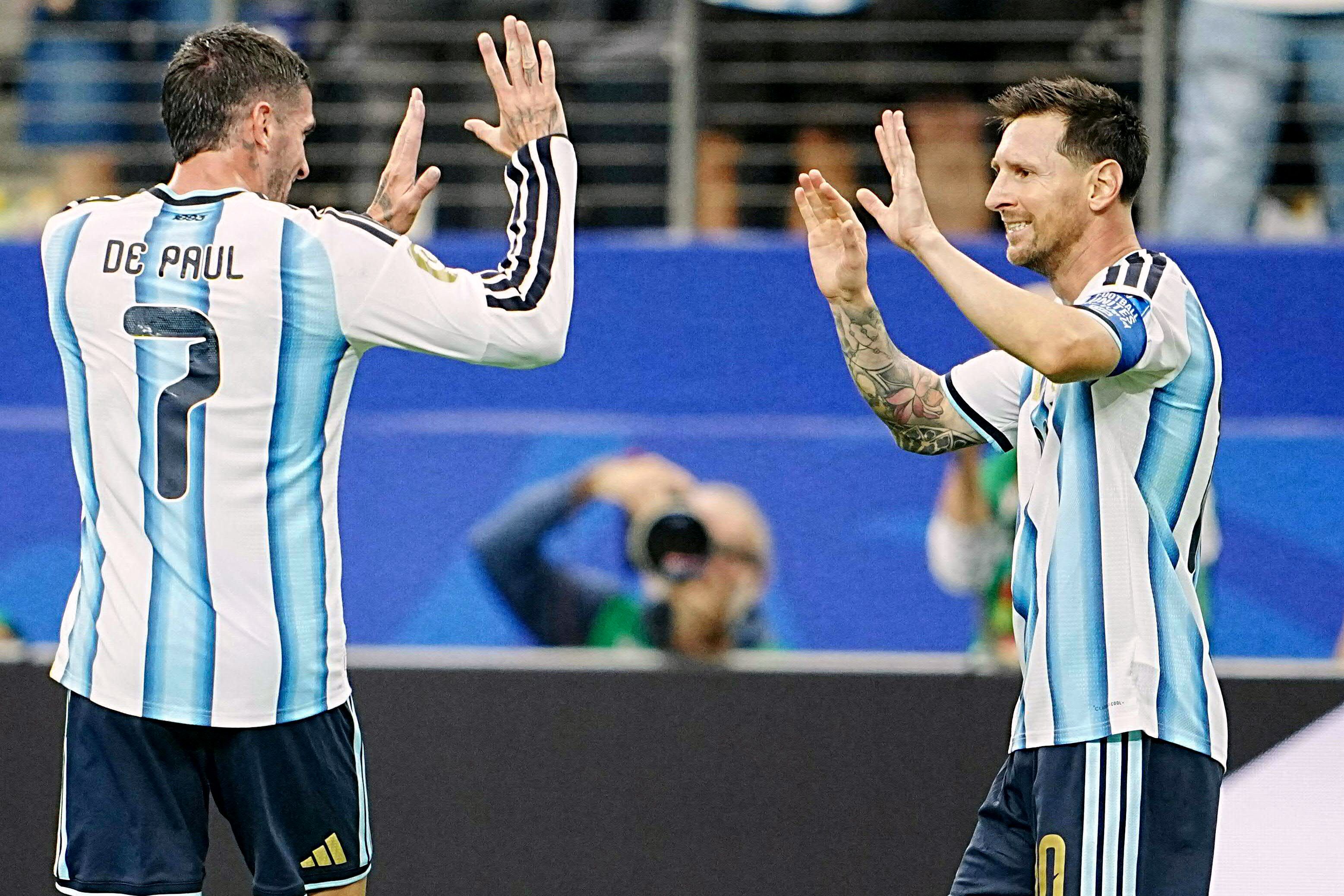 Argentina's forward #10 Lionel Messi celebrates with Argentina's midfielder #07 Rodrigo De Paul after scoring the opening goal during the 2026 World Cup Group J football match between Argentina and Austria at the Dallas Stadium in Arlington on June 22, 2026. (Photo by GEORG HOCHMUTH / APA / AFP) / Austria OUT