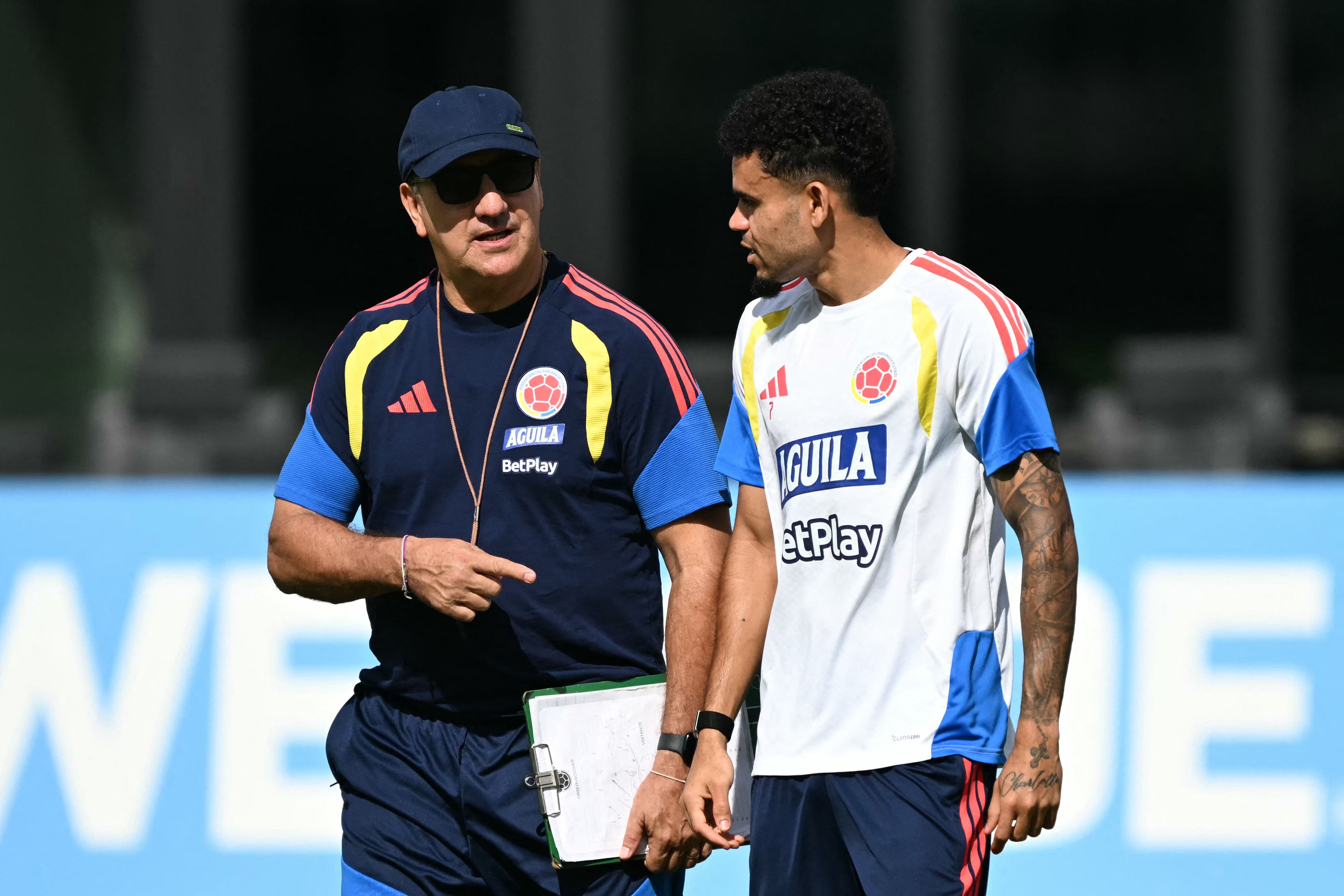 Colombia's Argentine head coach Nestor Lorenzo (L) speaks with Colombia's forward #07 Luis Diaz at a training session at Inter Miami CF Stadium in Fort Lauderdale on July 1, 2026, during the 2026 World Cup football tournament. (Photo by CHANDAN KHANNA / AFP)