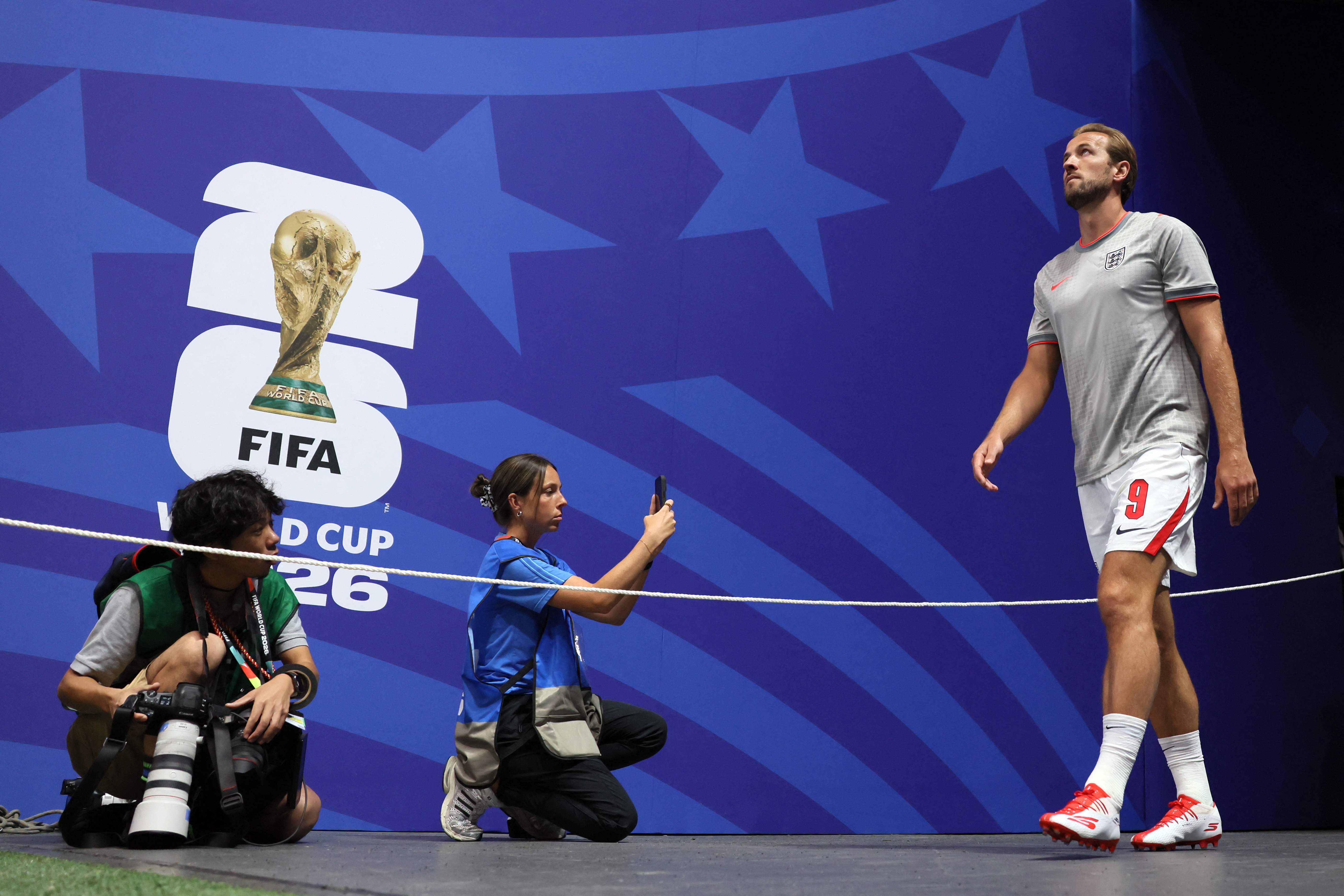 England's forward #09 Harry Kane enters the pitch to take part in the warm-up ahead of the 2026 World Cup round of 32 match football between England and the Democratic Republic of Congo at the Atlanta Stadium in Atlanta on July 1, 2026. (Photo by Odd ANDERSEN / AFP)
