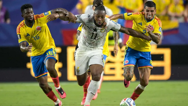 TOPSHOT - Colombia's midfielder #16 Jefferson Lerma and defender #02 Daniel Munoz fight for the ball with Ghana's forward #11 Antoine Semenyo during the 2026 World Cup round of 32 football match between Colombia and Ghana at the Kansas City Stadium in Kansas City on July 3, 2026.  (Photo by JUAN MABROMATA / AFP)