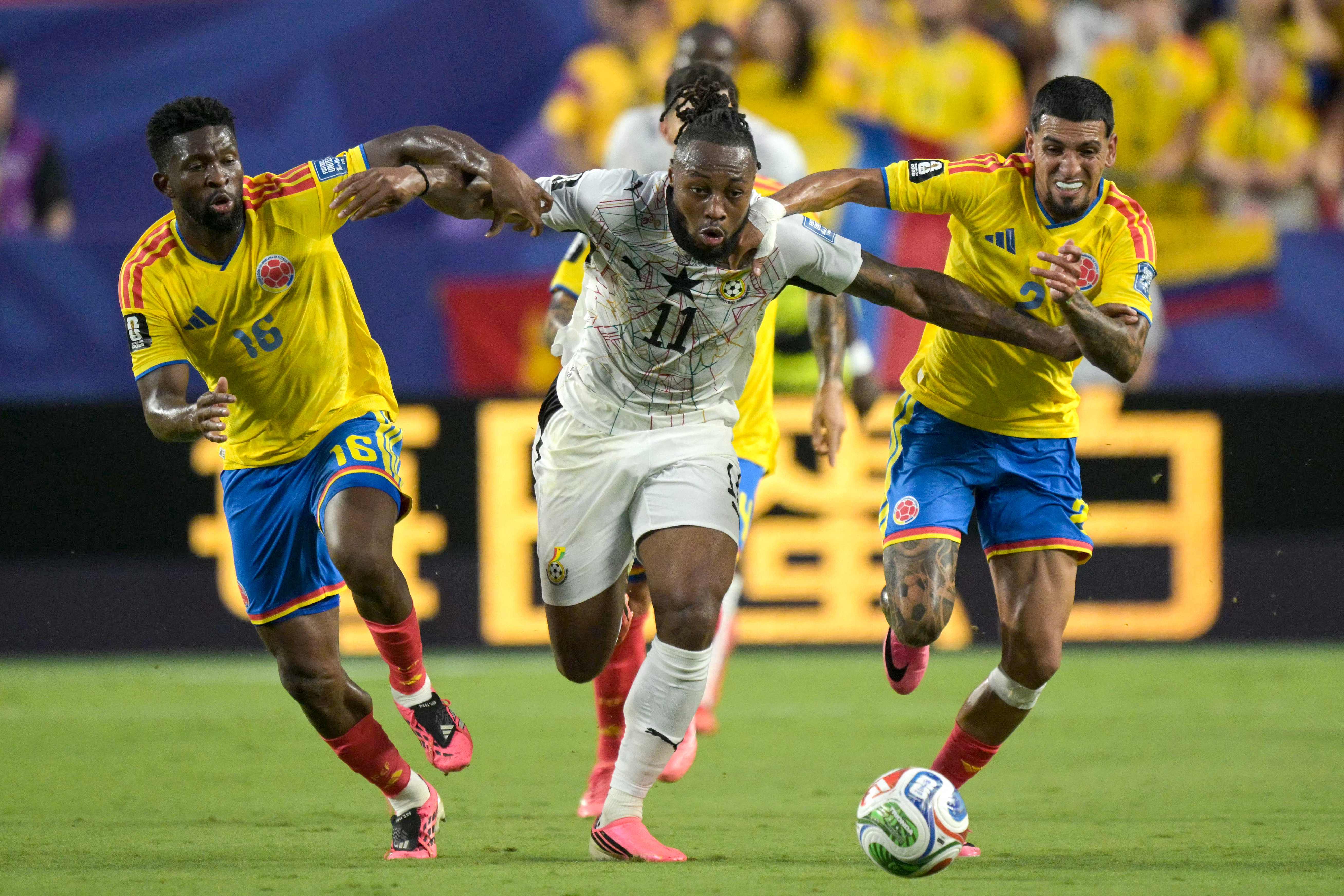TOPSHOT - Colombia's midfielder #16 Jefferson Lerma and defender #02 Daniel Munoz fight for the ball with Ghana's forward #11 Antoine Semenyo during the 2026 World Cup round of 32 football match between Colombia and Ghana at the Kansas City Stadium in Kansas City on July 3, 2026.  (Photo by JUAN MABROMATA / AFP)
