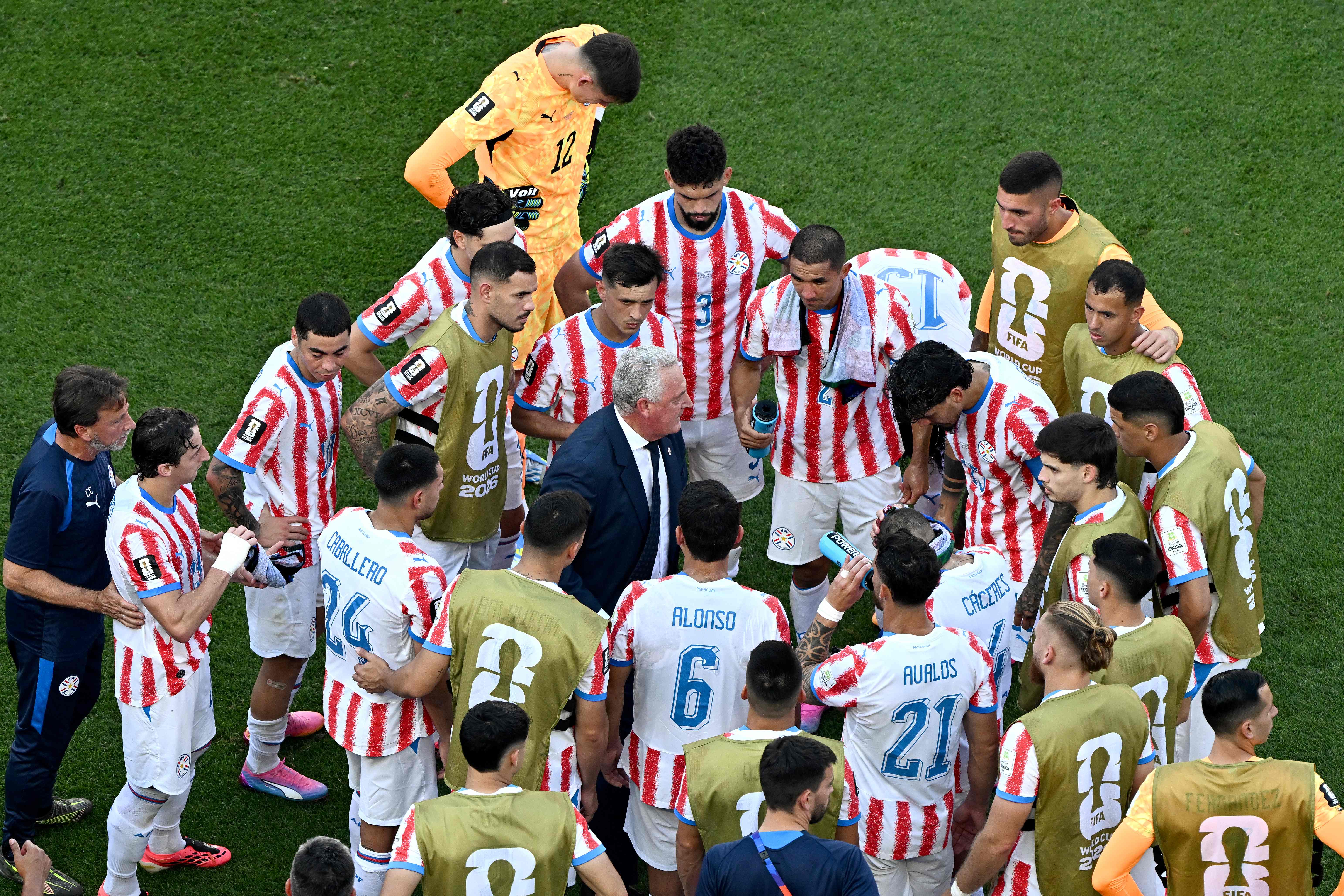 Paraguay's Argentine head coach Gustavo Alfaro talks to his players at the second half hydration break during the 2026 World Cup round of 16 football match between Paraguay and France at the Philadelphia Stadium in Philadelphia on July 4, 2026.  (Photo by Jewel SAMAD / AFP)