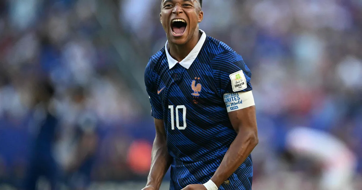 TOPSHOT - France's forward #10 Kylian Mbappe celebrates after winning the 2026 World Cup round of 16 football match between Paraguay and France at the Philadelphia Stadium in Philadelphia on July 4, 2026. (Photo by MAURO PIMENTEL / AFP)