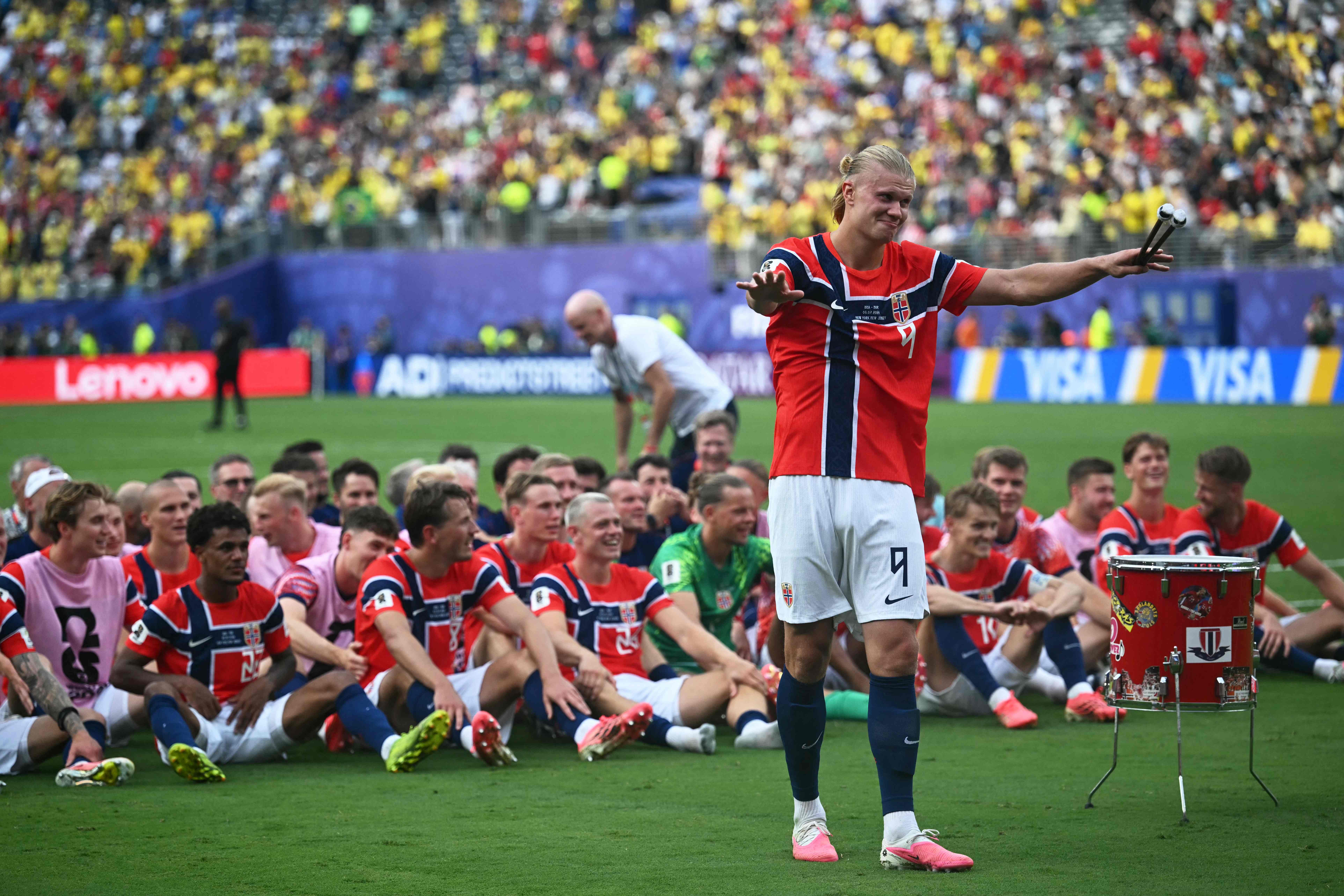 TOPSHOT - Norway's forward #09 Erling Braut Haaland and his teammates celebrate with the traditional rowing gesture after winning the 2026 World Cup round of 16 football match between Brazil and Norway at the New York/New Jersey Stadium in East Rutherford on July 5, 2026. (Photo by MAURO PIMENTEL / AFP)
