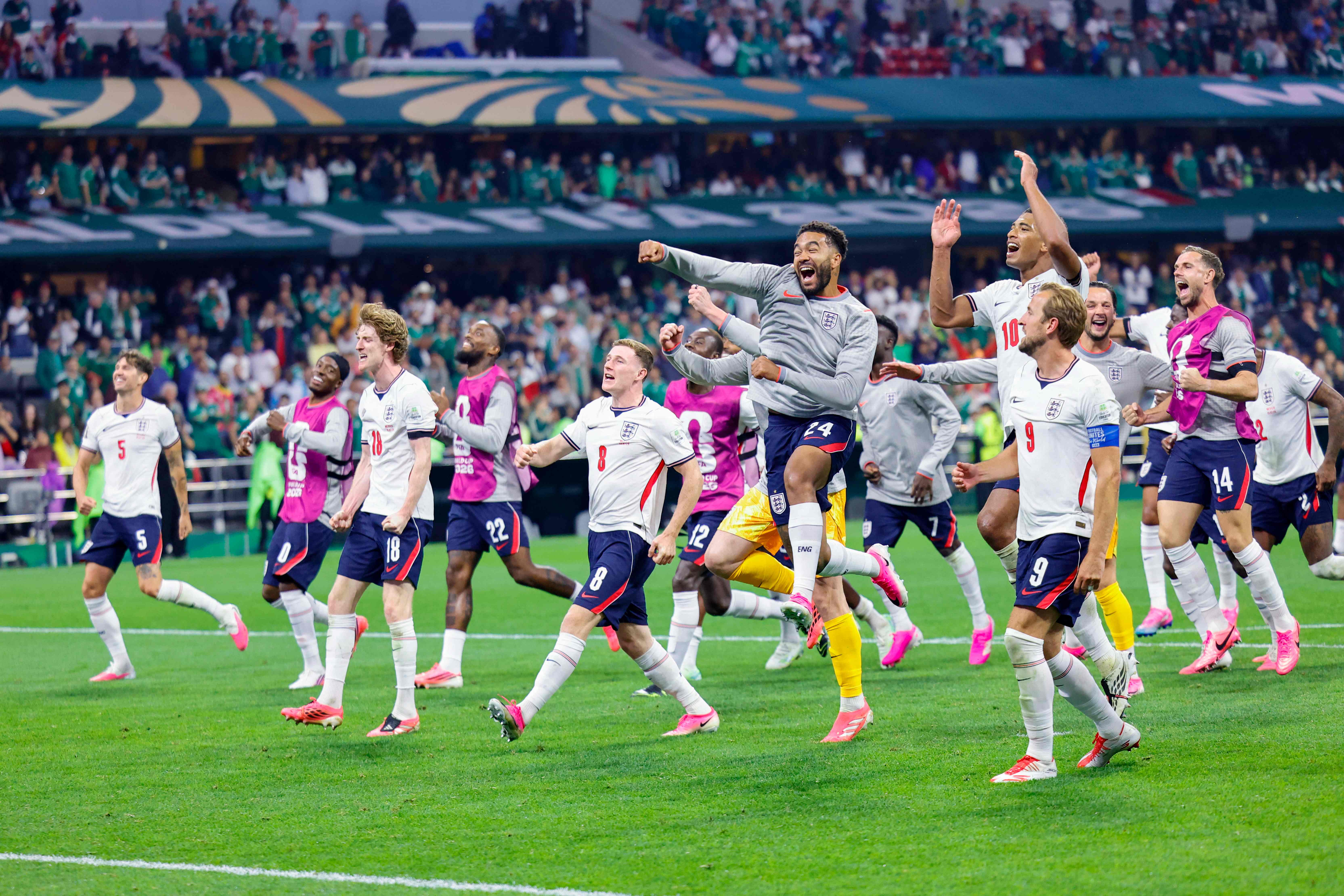TOPSHOT - (From L) England's forward #18 Anthony Gordon, midfielder #08 Elliot Anderson, defender #24 Reece James, midfielder #10 Jude Bellingham and forward #09 Harry Kane celebrate after winning the 2026 World Cup round of 16 football match between Mexico and England at the Mexico City Stadium in Mexico City on July 5, 2026.  (Photo by Rodrigo Oropeza / AFP)