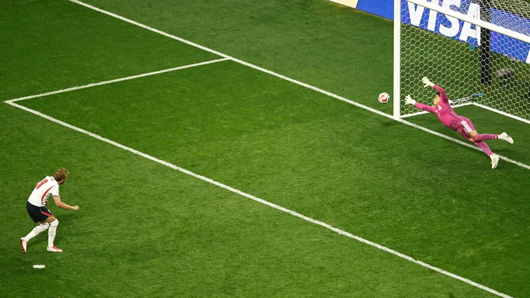 TOPSHOT - England's forward #09 Harry Kane shoots a penalty and scores his team's third goal past Mexico's goalkeeper #01 Raul Rangel during the 2026 World Cup round of 16 football match between Mexico and England at the Mexico City Stadium in Mexico City on July 5, 2026.  (Photo by Ulises RUIZ / AFP)
