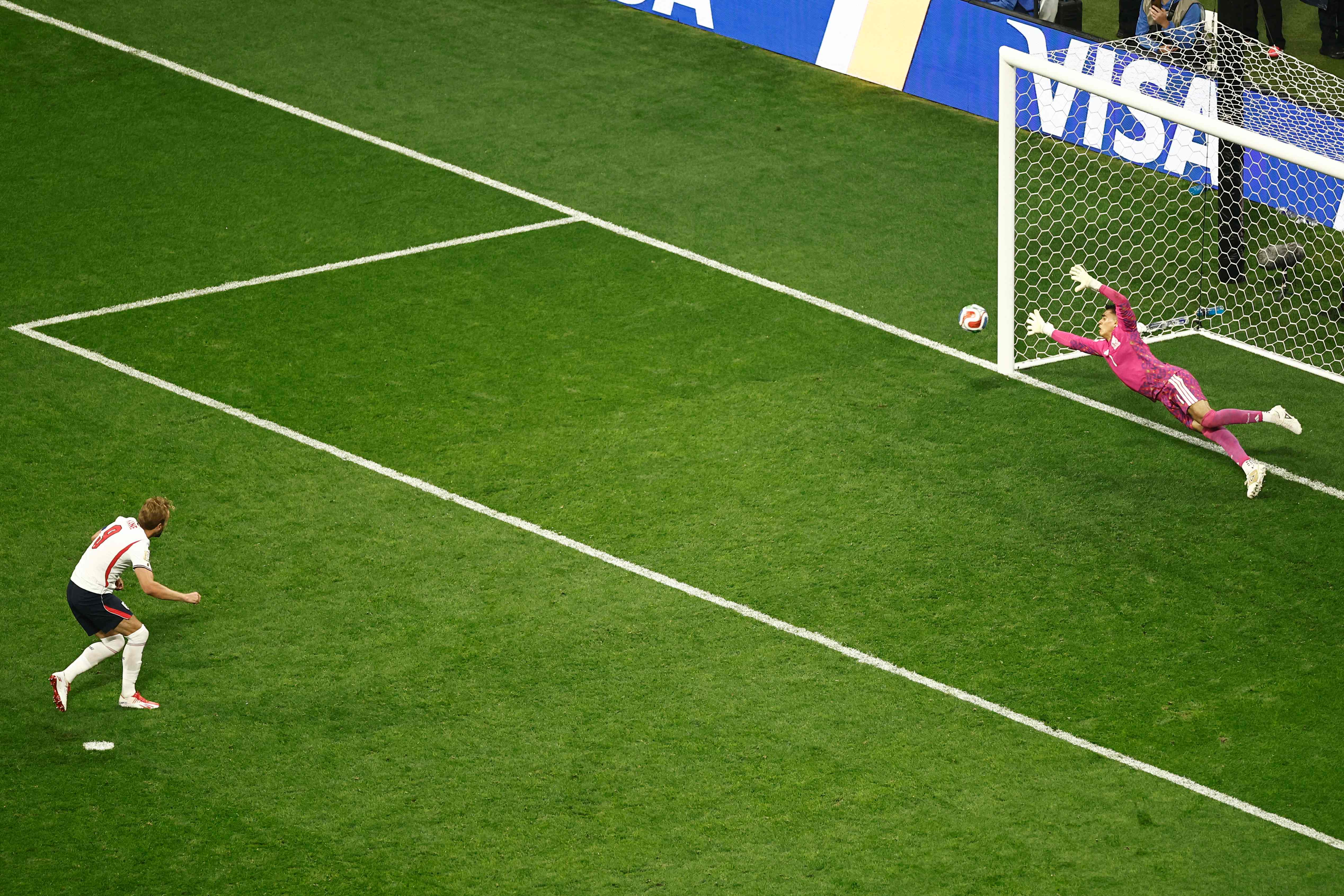 TOPSHOT - England's forward #09 Harry Kane shoots a penalty and scores his team's third goal past Mexico's goalkeeper #01 Raul Rangel during the 2026 World Cup round of 16 football match between Mexico and England at the Mexico City Stadium in Mexico City on July 5, 2026. (Photo by Ulises RUIZ / AFP)