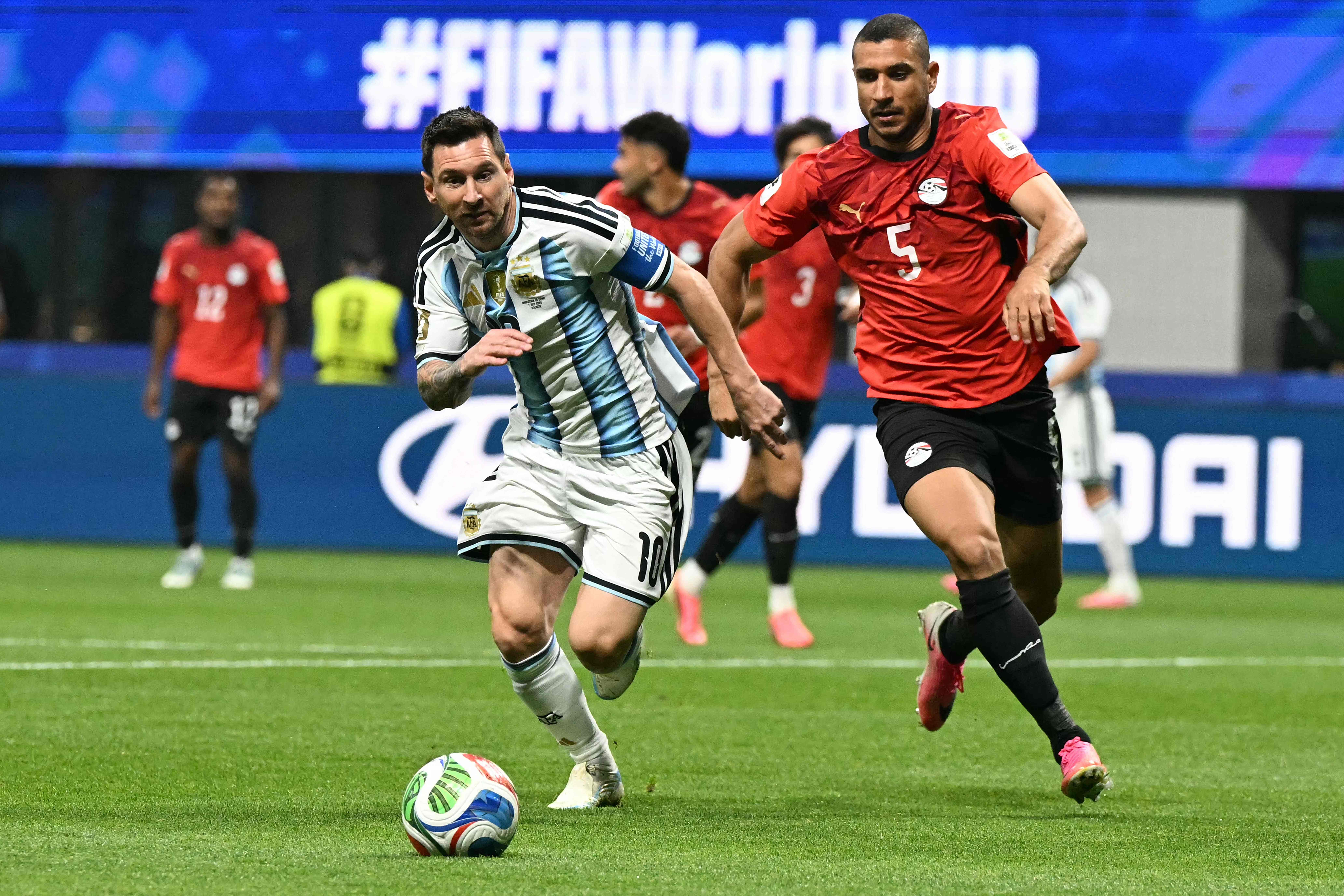 TOPSHOT - Argentina's forward #10 Lionel Messi and Egypt's defender #05 Ramy Rabia fight for the ball during the 2026 World Cup round of 16 football match between Argentina and Egypt at Atlanta Stadium in Atlanta on July 7, 2026.  (Photo by ROBERTO SCHMIDT / AFP)