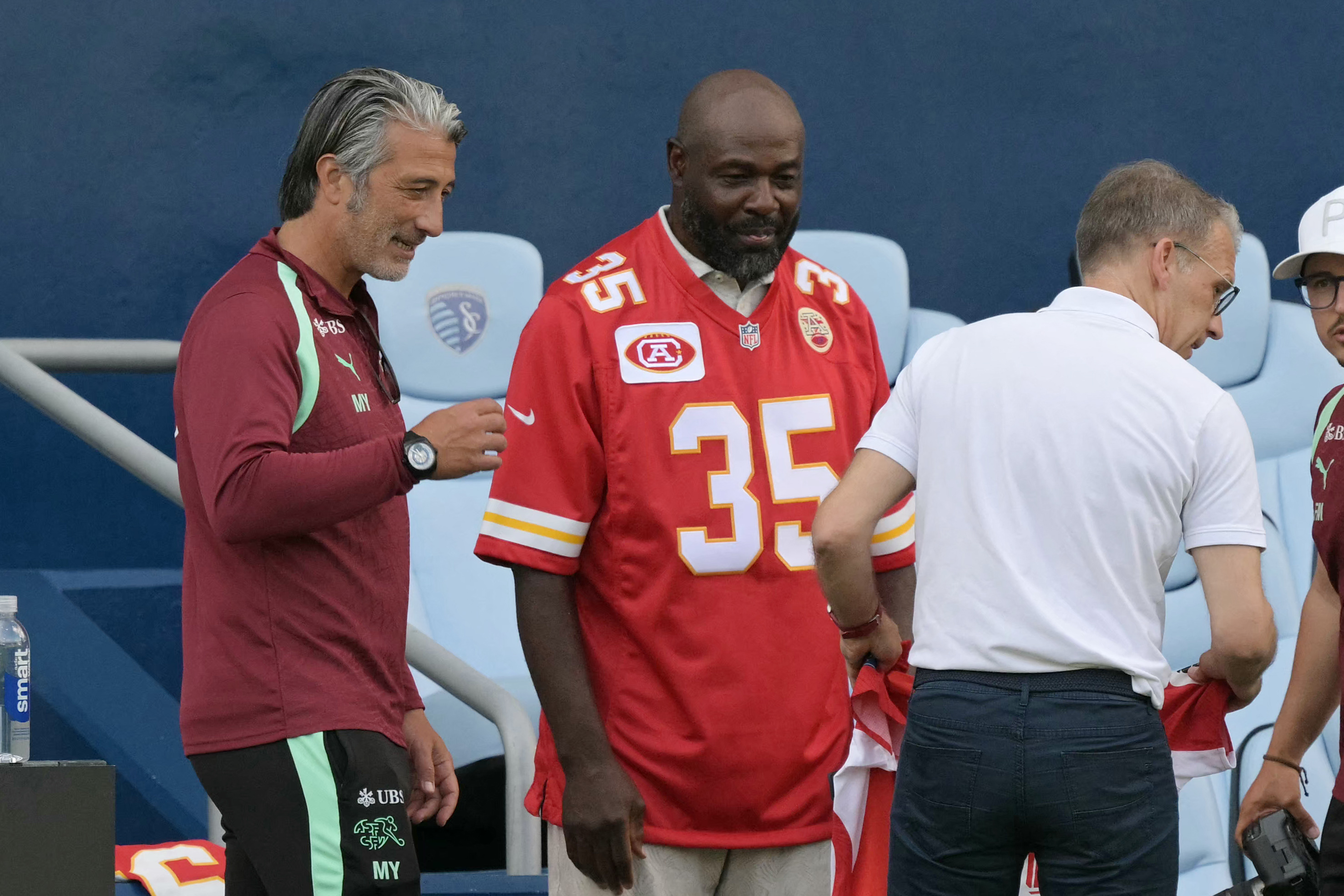 Switzerland's head coach Murat Yakin (L) talks with former Kansas City Chiefs player Christian Okoye during a training session at Sporting KC Stadium in Kansas City on July 9, 2026, during the 2026 World Cup football tournament. (Photo by JUAN MABROMATA / AFP)