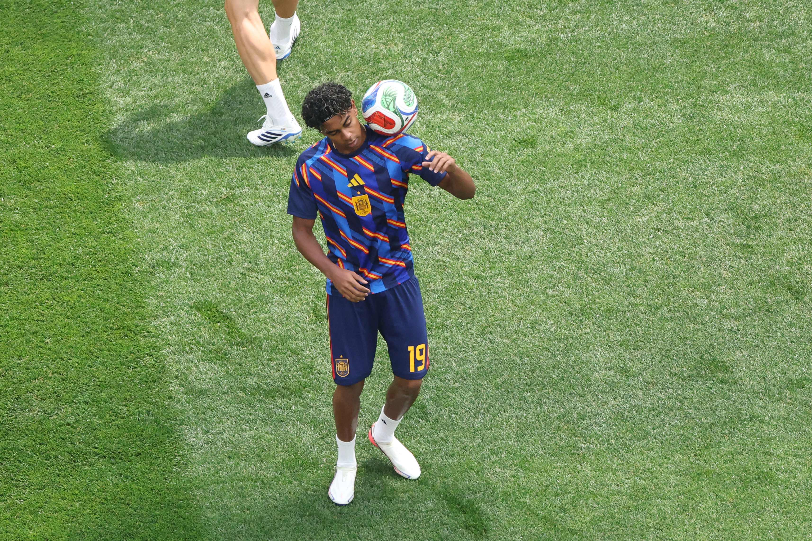 Spain's forward #19 Lamine Yamal warms up ahead of the 2026 World Cup football tournament quarter-final match between Spain and Belgium at the Los Angeles Stadium in Inglewood on July 10, 2026.  (Photo by VALERIE MACON / AFP)