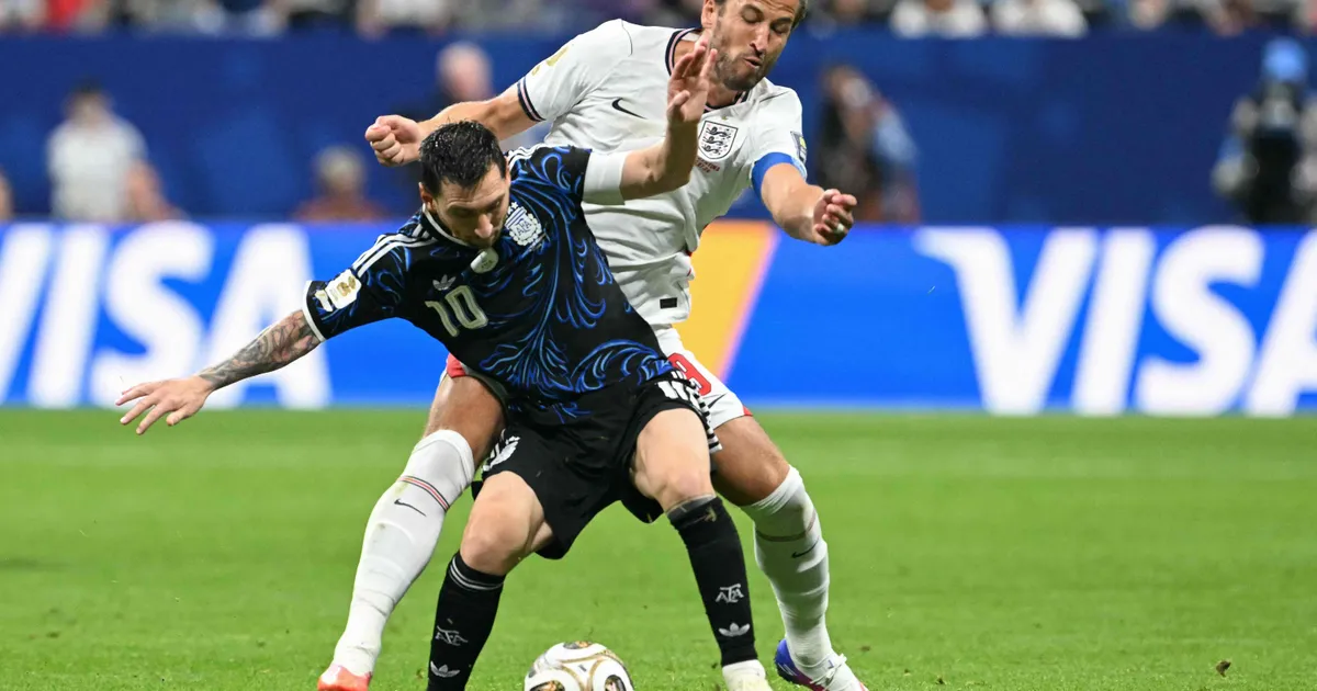 TOPSHOT - England's forward #09 Harry Kane and Argentina's forward #10 Lionel Messi fight for the ball during the 2026 World Cup football tournament semi-final match between England and Argentina at the Atlanta Stadium in Atlanta on July 15, 2026. (Photo by ROBERTO SCHMIDT / AFP)